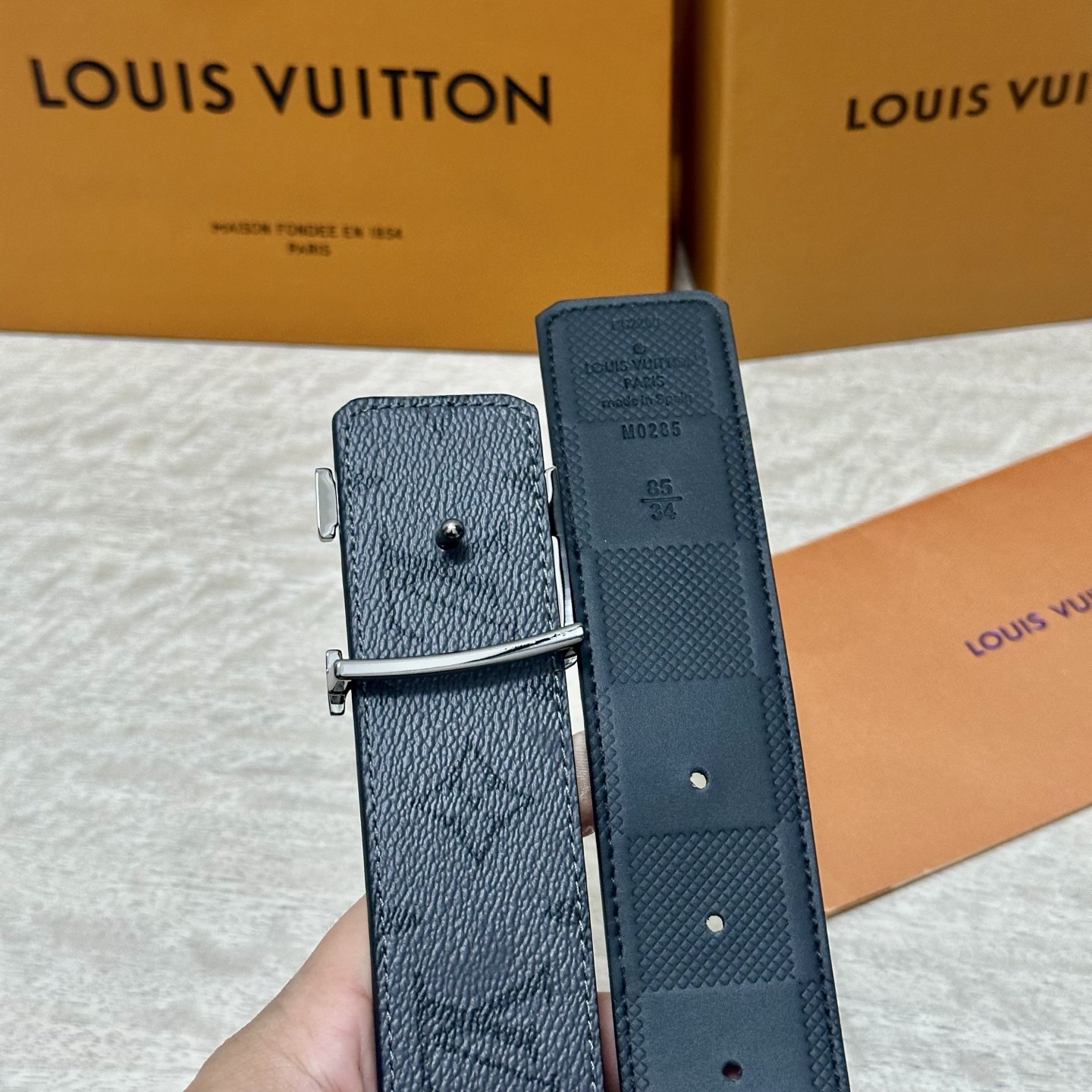 LV.路易威登 宽40MM双面原版小牛皮 搭配单钌钯电镀扣 完美的手感.油边 出众的设计.风格 高贵奢华