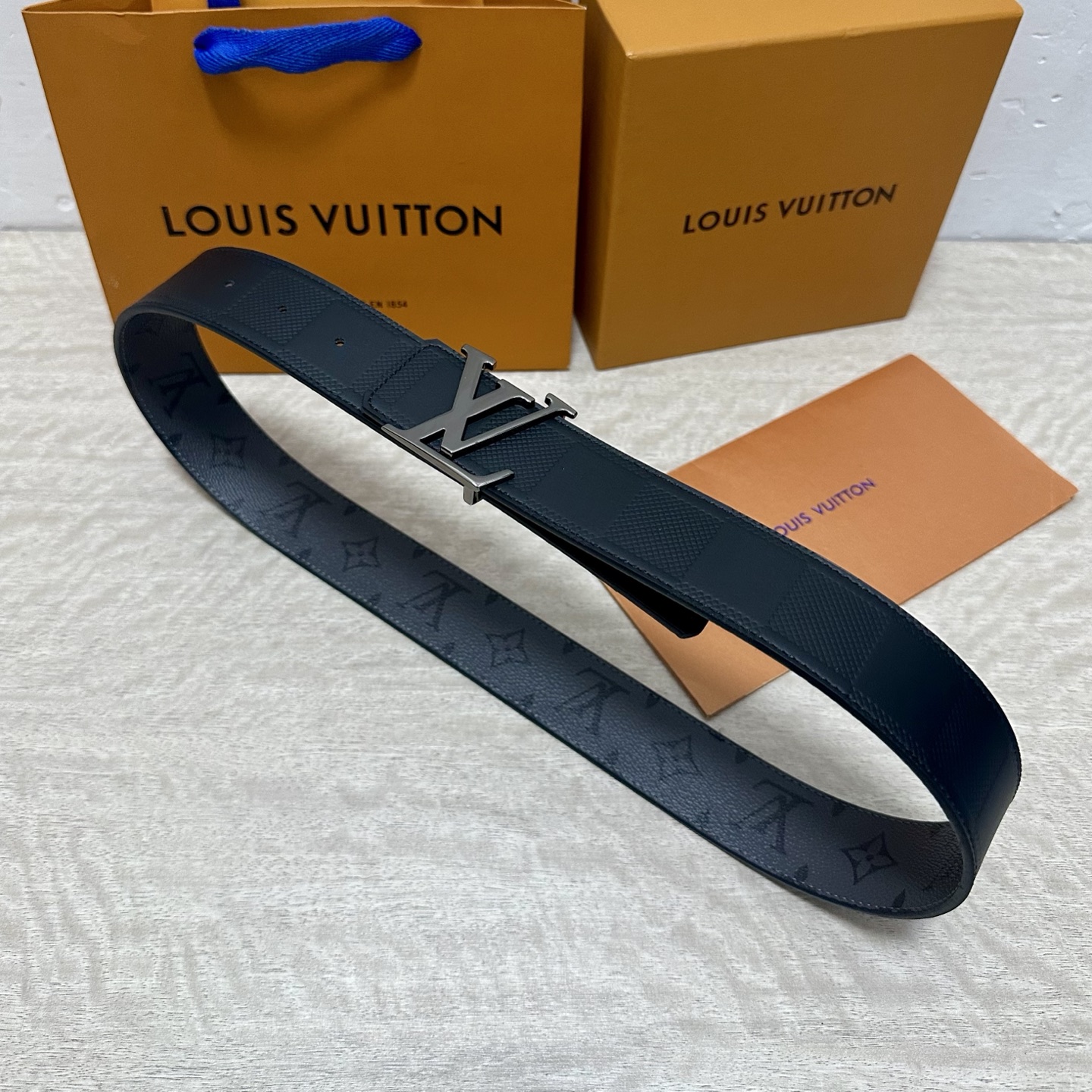 LV.路易威登 宽40MM双面原版小牛皮 搭配单钌钯电镀扣 完美的手感.油边 出众的设计.风格 高贵奢华