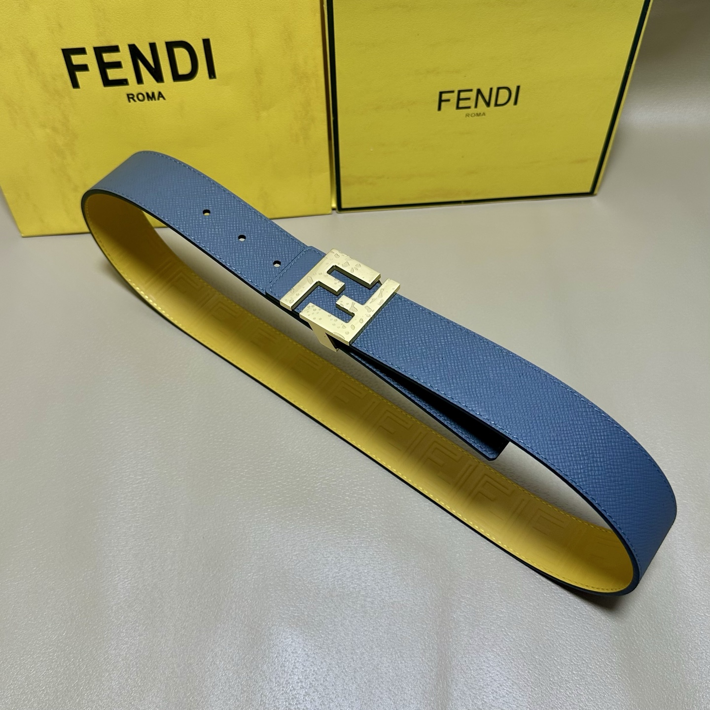 FENDl （芬迪）宽40MM双面原版小牛皮 搭配单钌钯电镀扣 完美的手感.油边 出众的设计.风格 高贵