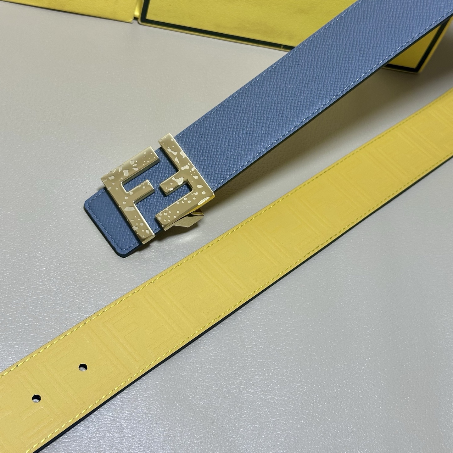 FENDl （芬迪）宽40MM双面原版小牛皮 搭配单钌钯电镀扣 完美的手感.油边 出众的设计.风格 高贵