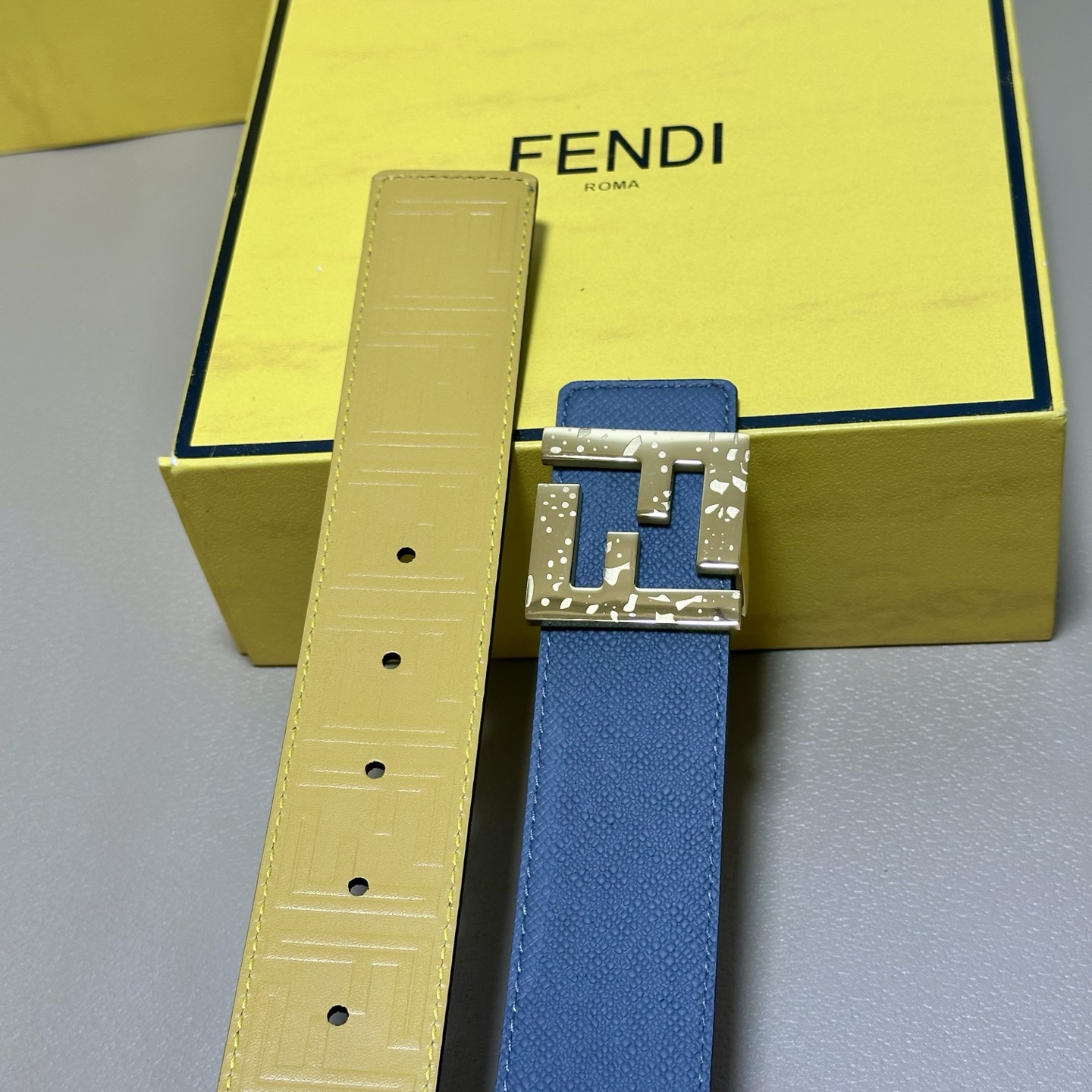 FENDl （芬迪）宽40MM双面原版小牛皮 搭配单钌钯电镀扣 完美的手感.油边 出众的设计.风格 高贵