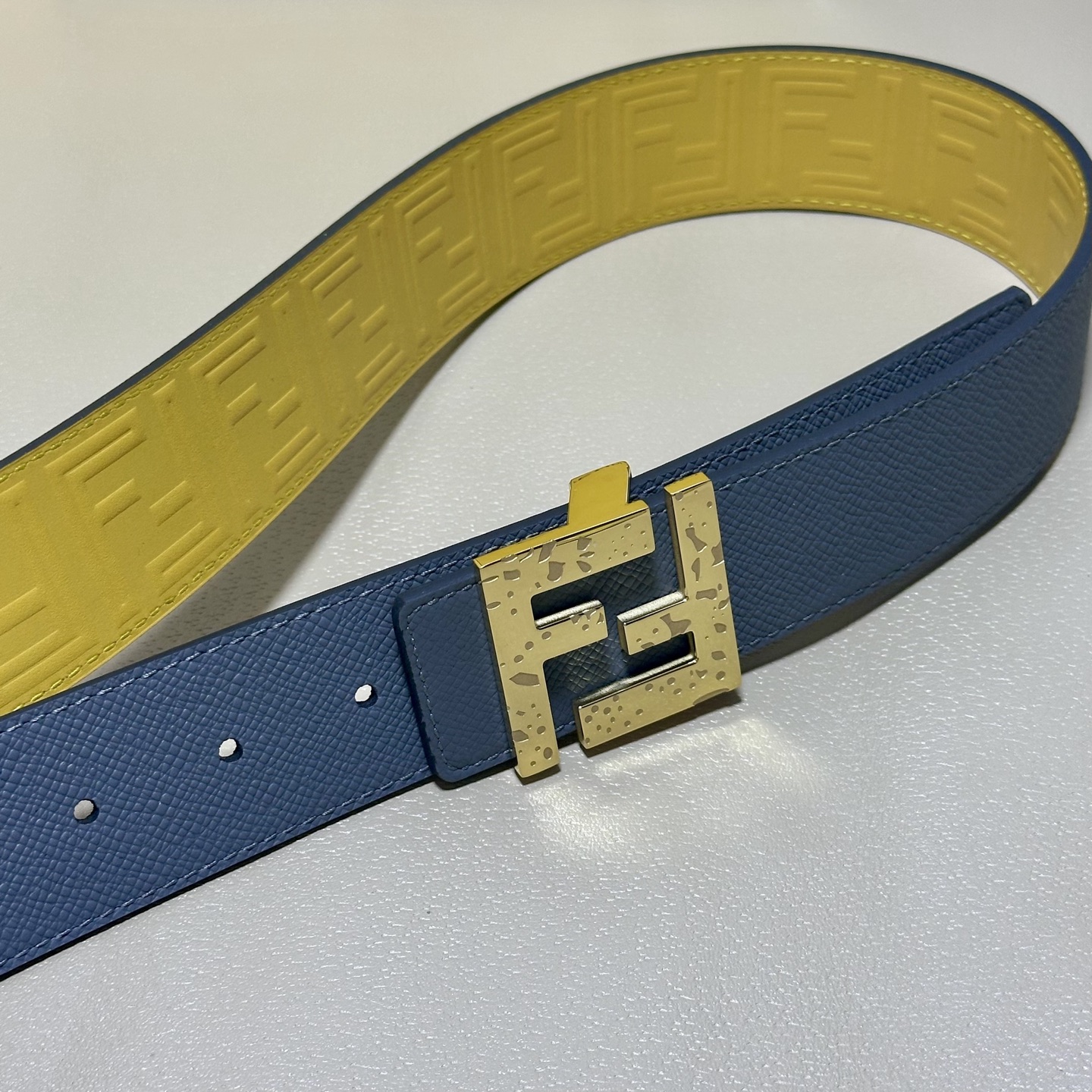 FENDl （芬迪）宽40MM双面原版小牛皮 搭配单钌钯电镀扣 完美的手感.油边 出众的设计.风格 高贵