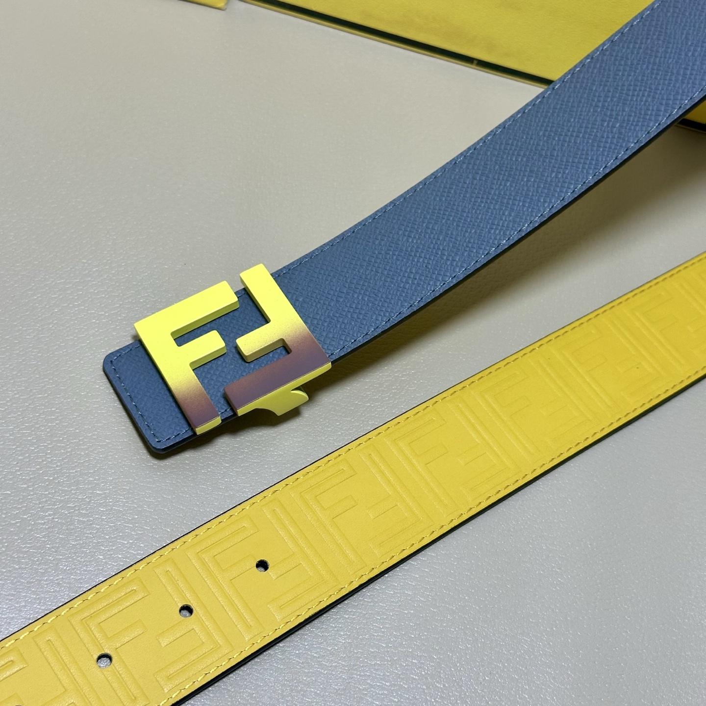 FENDl （芬迪）宽40MM双面原版小牛皮 搭配单钌钯电镀扣 完美的手感.油边 出众的设计.风格 高贵