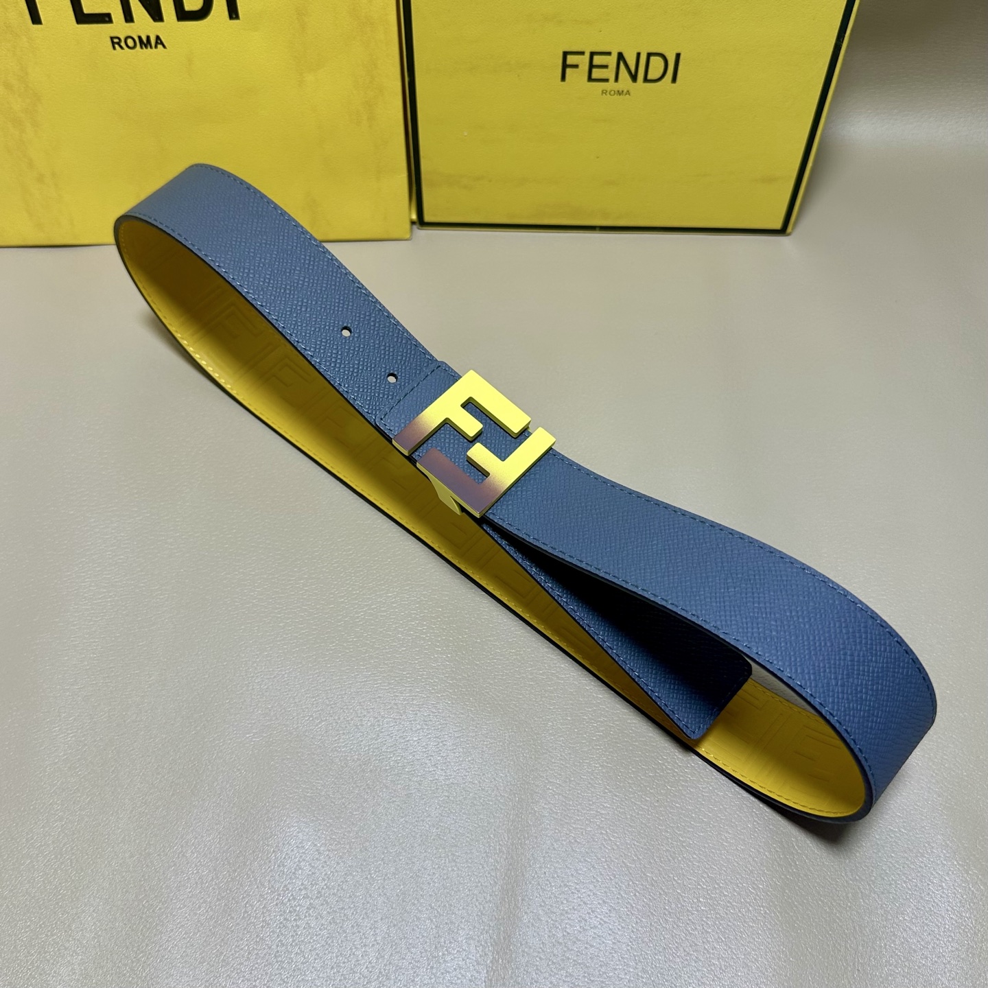 FENDl （芬迪）宽40MM双面原版小牛皮 搭配单钌钯电镀扣 完美的手感.油边 出众的设计.风格 高贵