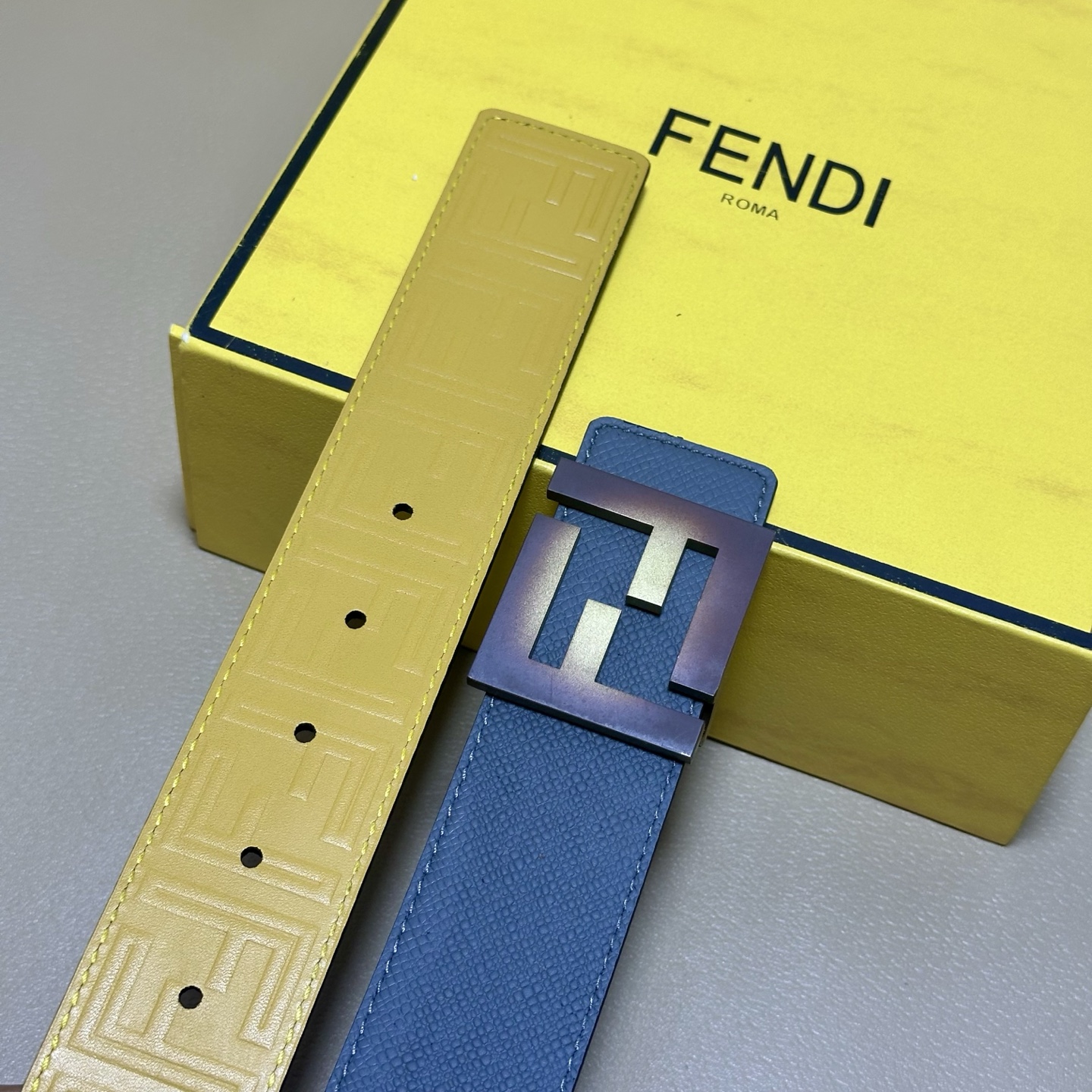 FENDl （芬迪）宽40MM双面原版小牛皮 搭配单钌钯电镀扣 完美的手感.油边 出众的设计.风格 高贵