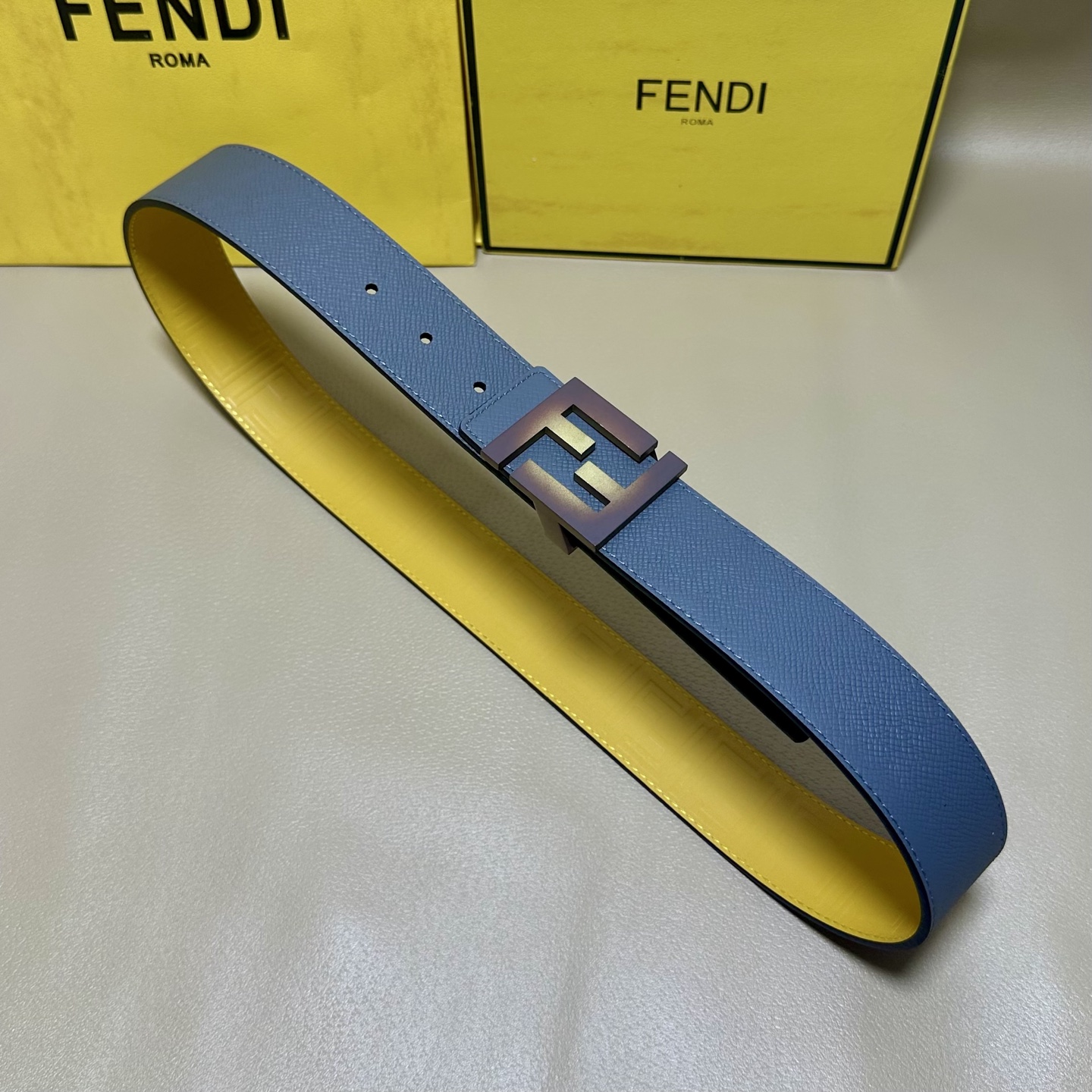 FENDl （芬迪）宽40MM双面原版小牛皮 搭配单钌钯电镀扣 完美的手感.油边 出众的设计.风格 高贵