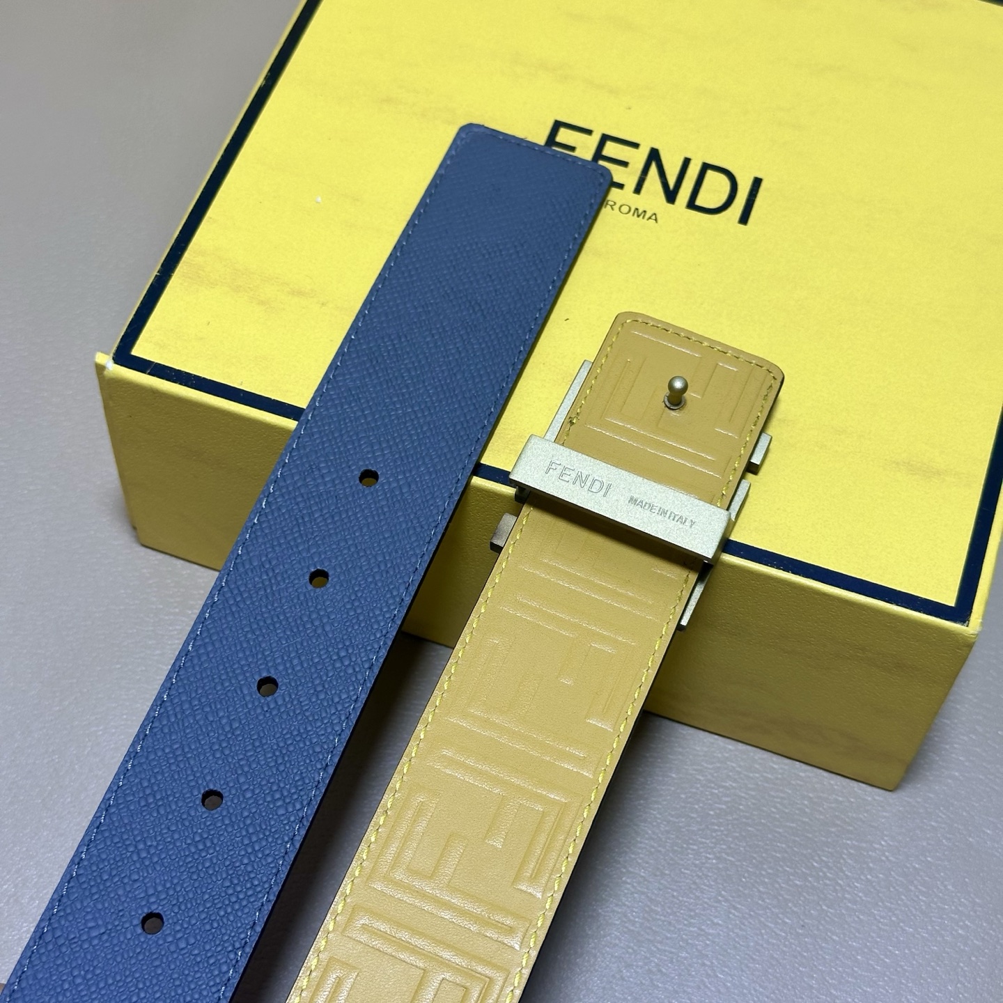 FENDl （芬迪）宽40MM双面原版小牛皮 搭配单钌钯电镀扣 完美的手感.油边 出众的设计.风格 高贵