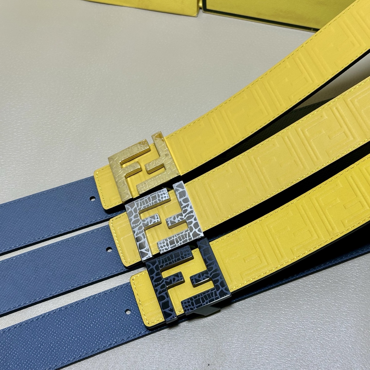 FENDl （芬迪）宽40MM双面原版小牛皮 搭配单钌钯电镀扣 完美的手感.油边 出众的设计.风格 高贵