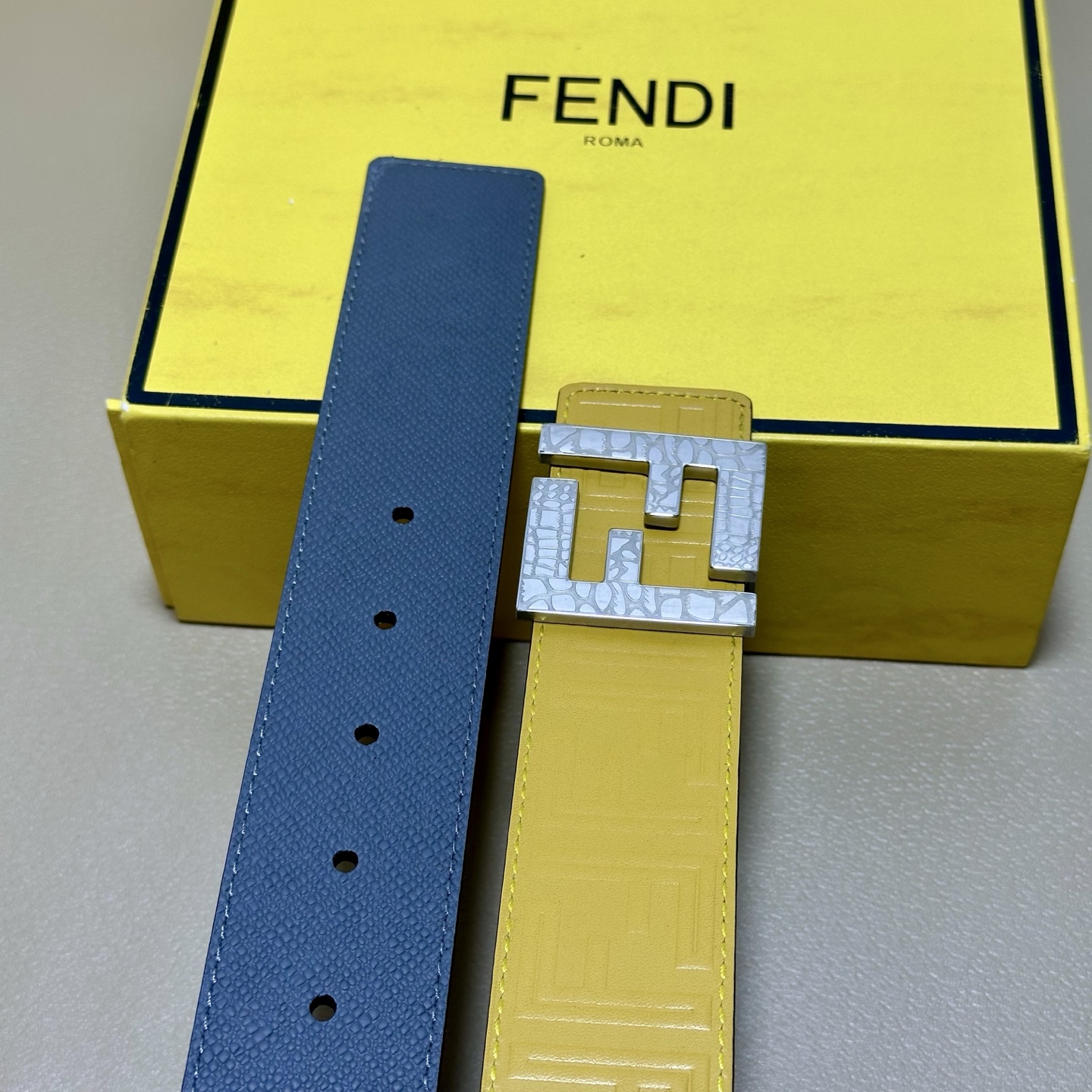 FENDl （芬迪）宽40MM双面原版小牛皮 搭配单钌钯电镀扣 完美的手感.油边 出众的设计.风格 高贵