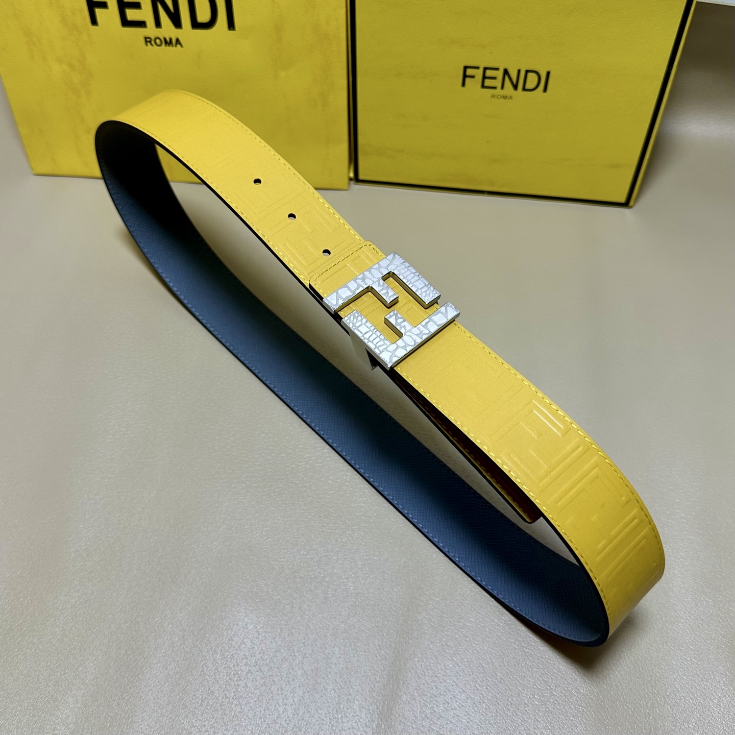 FENDl （芬迪）宽40MM双面原版小牛皮 搭配单钌钯电镀扣 完美的手感.油边 出众的设计.风格 高贵