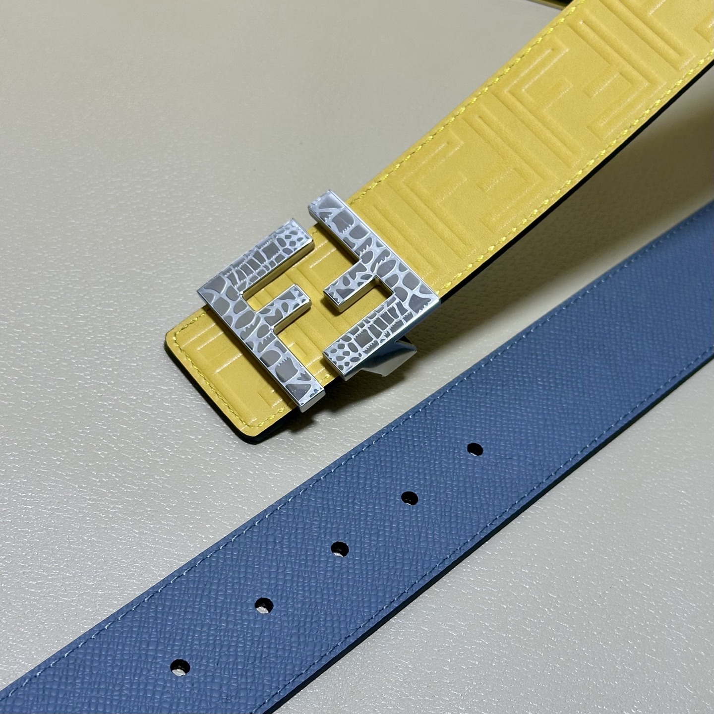 FENDl （芬迪）宽40MM双面原版小牛皮 搭配单钌钯电镀扣 完美的手感.油边 出众的设计.风格 高贵