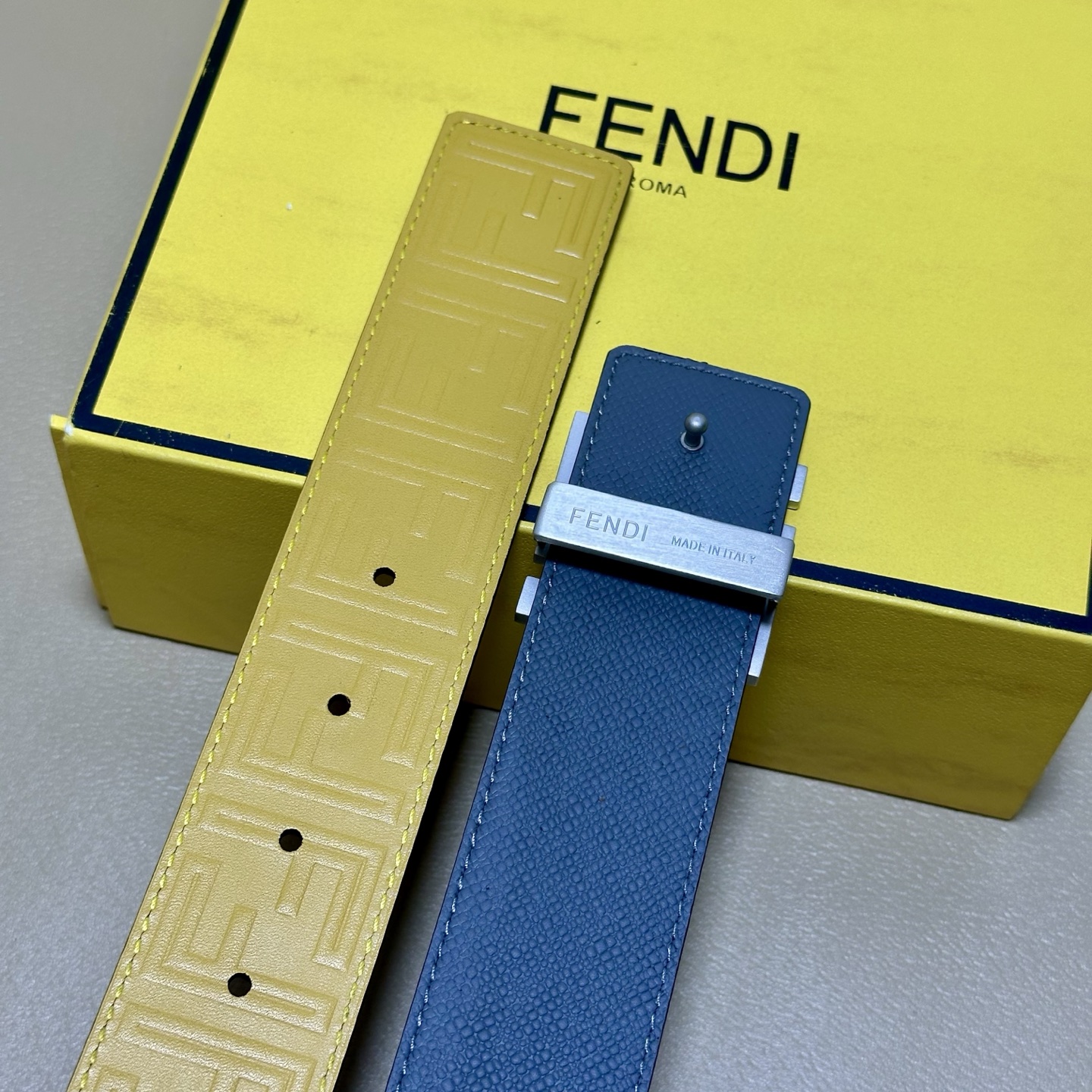 FENDl （芬迪）宽40MM双面原版小牛皮 搭配单钌钯电镀扣 完美的手感.油边 出众的设计.风格 高贵