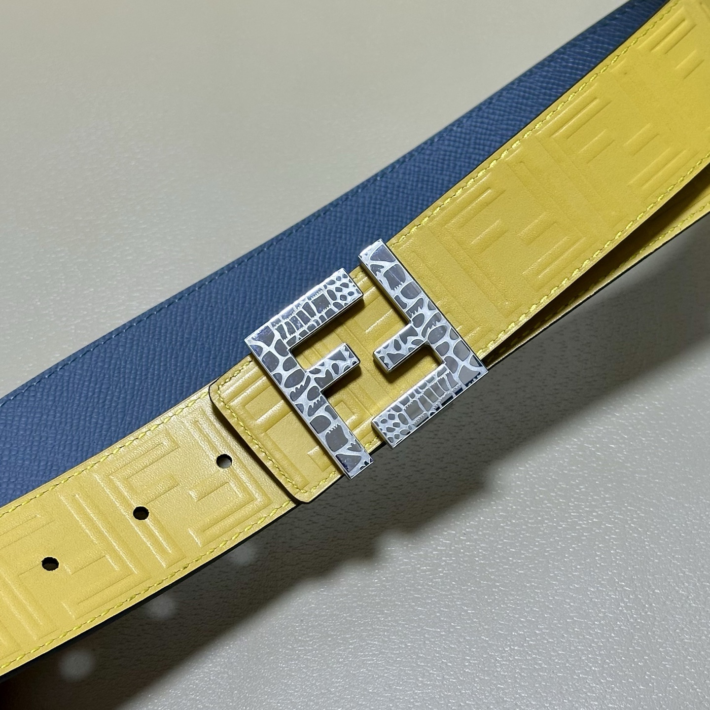 FENDl （芬迪）宽40MM双面原版小牛皮 搭配单钌钯电镀扣 完美的手感.油边 出众的设计.风格 高贵