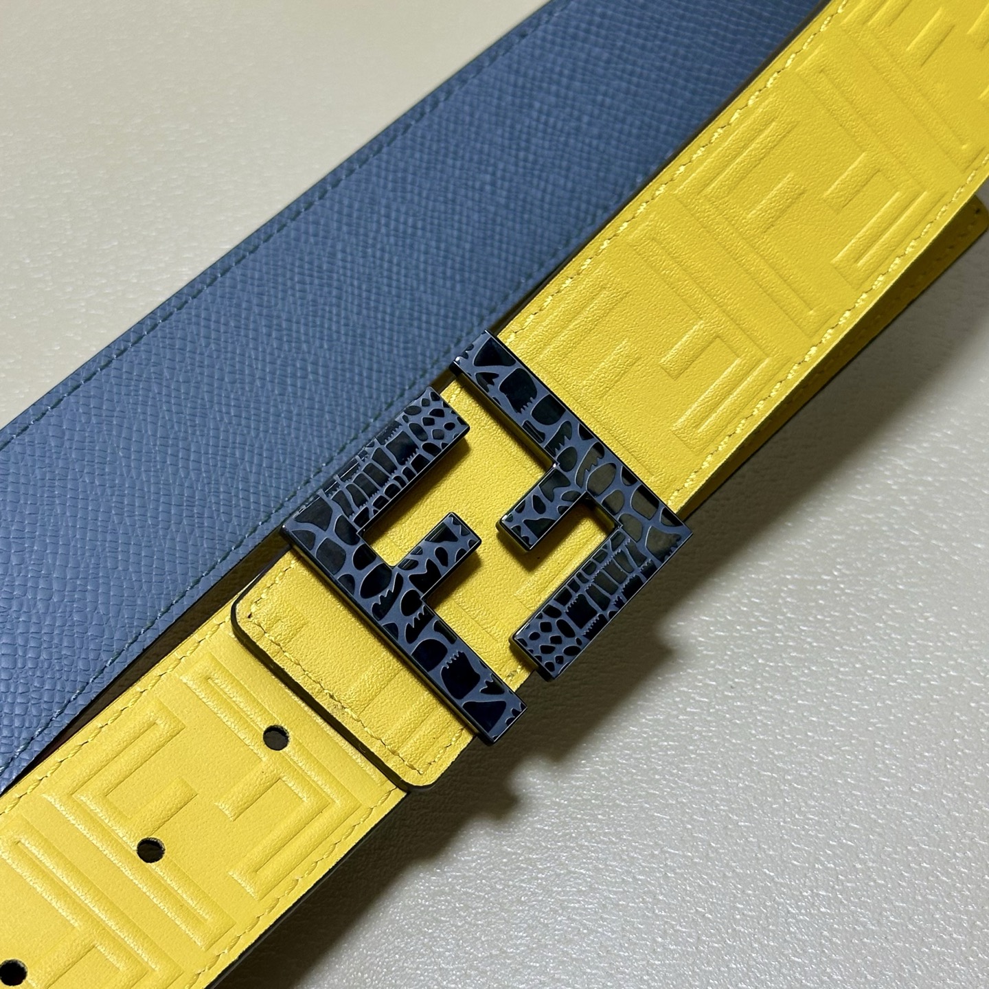 FENDl （芬迪）宽40MM双面原版小牛皮 搭配单钌钯电镀扣 完美的手感.油边 出众的设计.风格 高贵