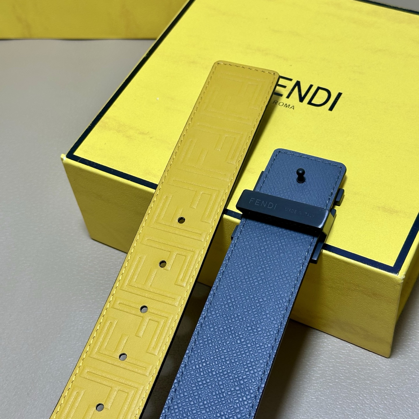 FENDl （芬迪）宽40MM双面原版小牛皮 搭配单钌钯电镀扣 完美的手感.油边 出众的设计.风格 高贵