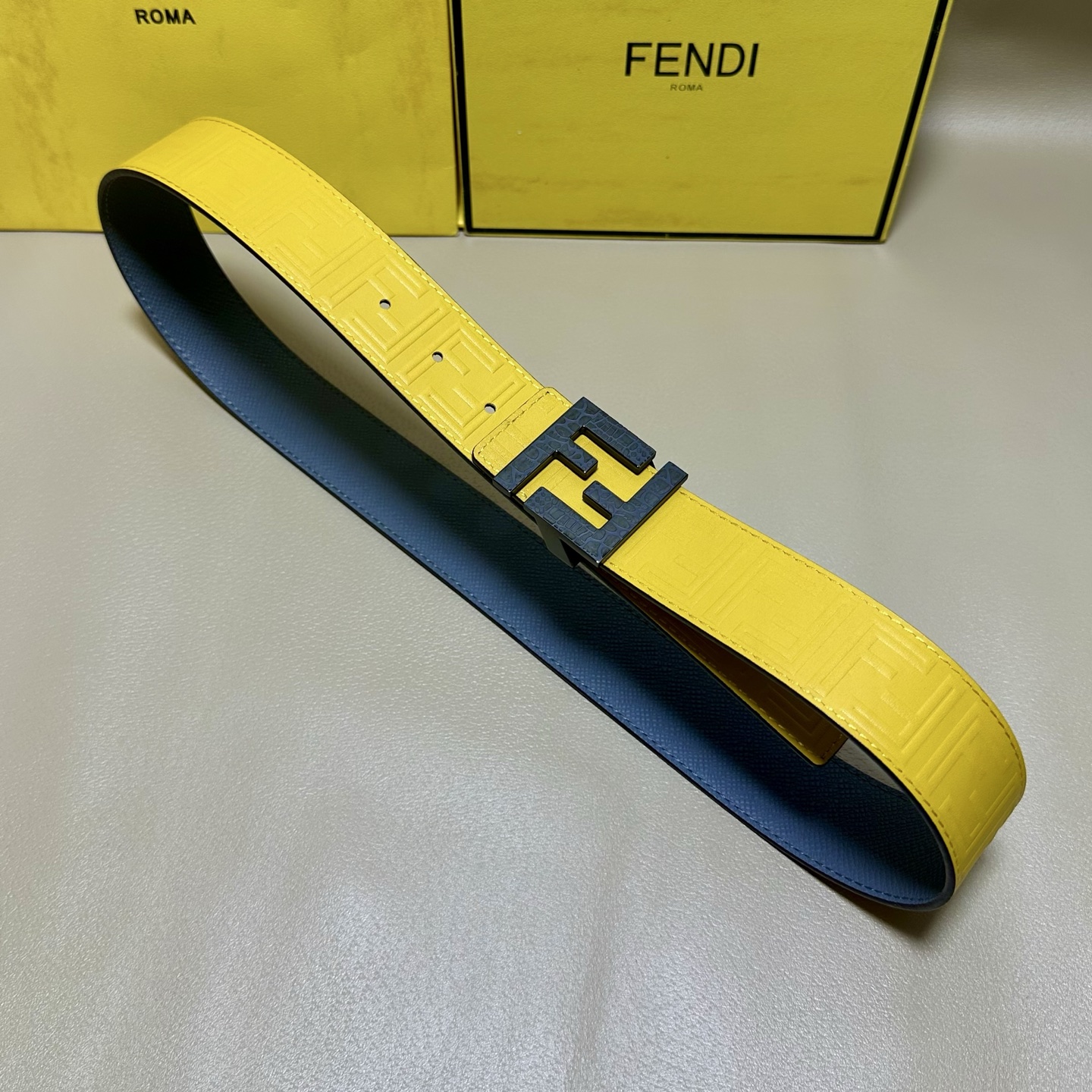 FENDl （芬迪）宽40MM双面原版小牛皮 搭配单钌钯电镀扣 完美的手感.油边 出众的设计.风格 高贵