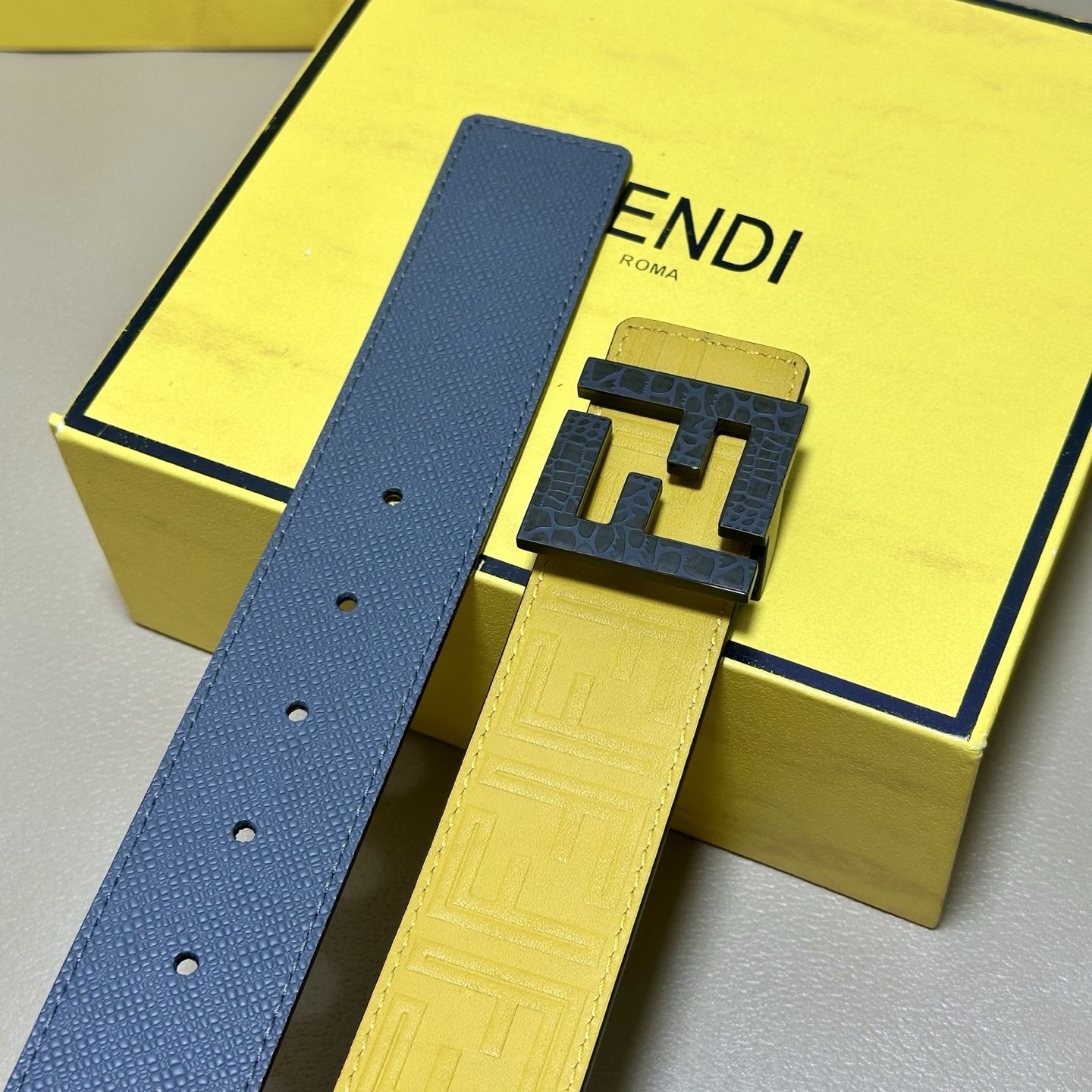 FENDl （芬迪）宽40MM双面原版小牛皮 搭配单钌钯电镀扣 完美的手感.油边 出众的设计.风格 高贵