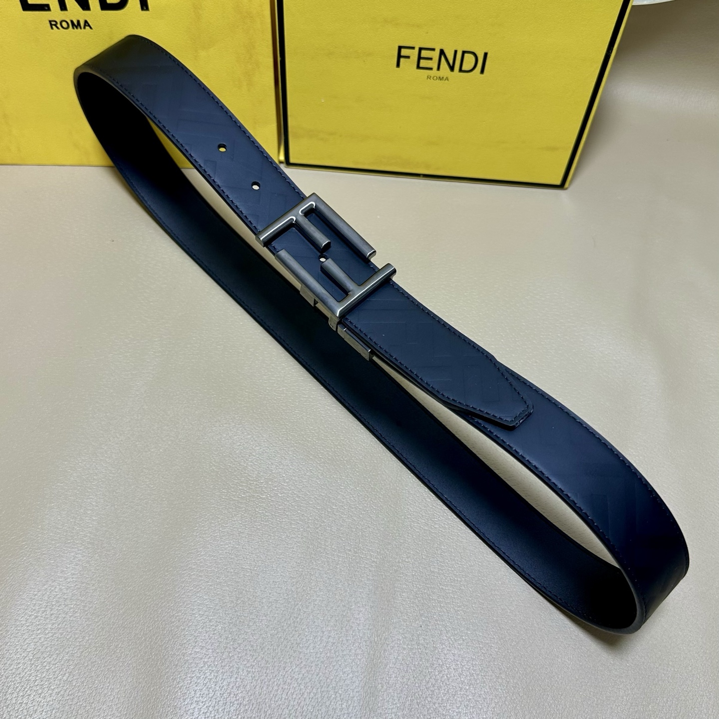 NO:763773,FENDl (Fendi) is 35MM wide, made of original double-sided first-layer cowhide, with original simple copper tail clip rotating buckle hardware, luxurious and elegant, versatile for business and leisure, top-notch high-definition real shots, quality assurance, belt, fendi, fendi, cowhide19860909FENDl（芬迪）宽35MM 原单双面头层牛皮制作 搭配原单纯铜尾夹旋转扣五金 奢华优雅 商务休闲百搭款 顶级做高清实拍 品质保证,皮带,fendi,fendi,cowhide,Belt