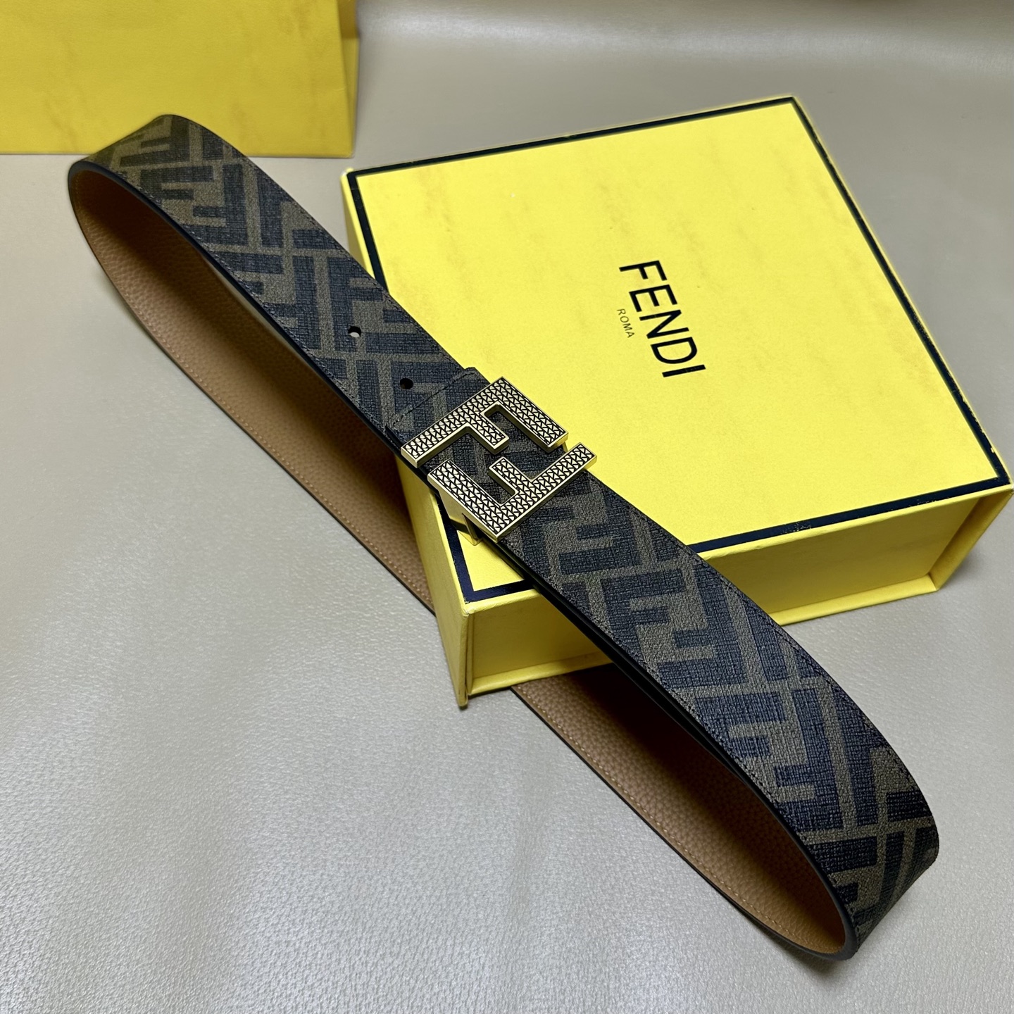 NO:763776,Same style as FENDI (Fendi) counter, 4.0CM wide, double-ring front and back belt, FF push button buckle, earthy yellow Cuoio Romano leather material, reverse fabric with tobacco yellow and black FF pattern, black enamel metal finish, fashionable and classic, versatile, belt, fendi, fendi19860909FENDI（芬迪）专柜同款 宽4.0CM 双环正反用腰带 FF按钉搭扣 土黄色Cuoio Romano皮革材质 反面面料带有烟草黄和黑色FF图案 黑色珐琅金属饰面 时尚经典 百搭款,皮带,fendi,fendi,Belt