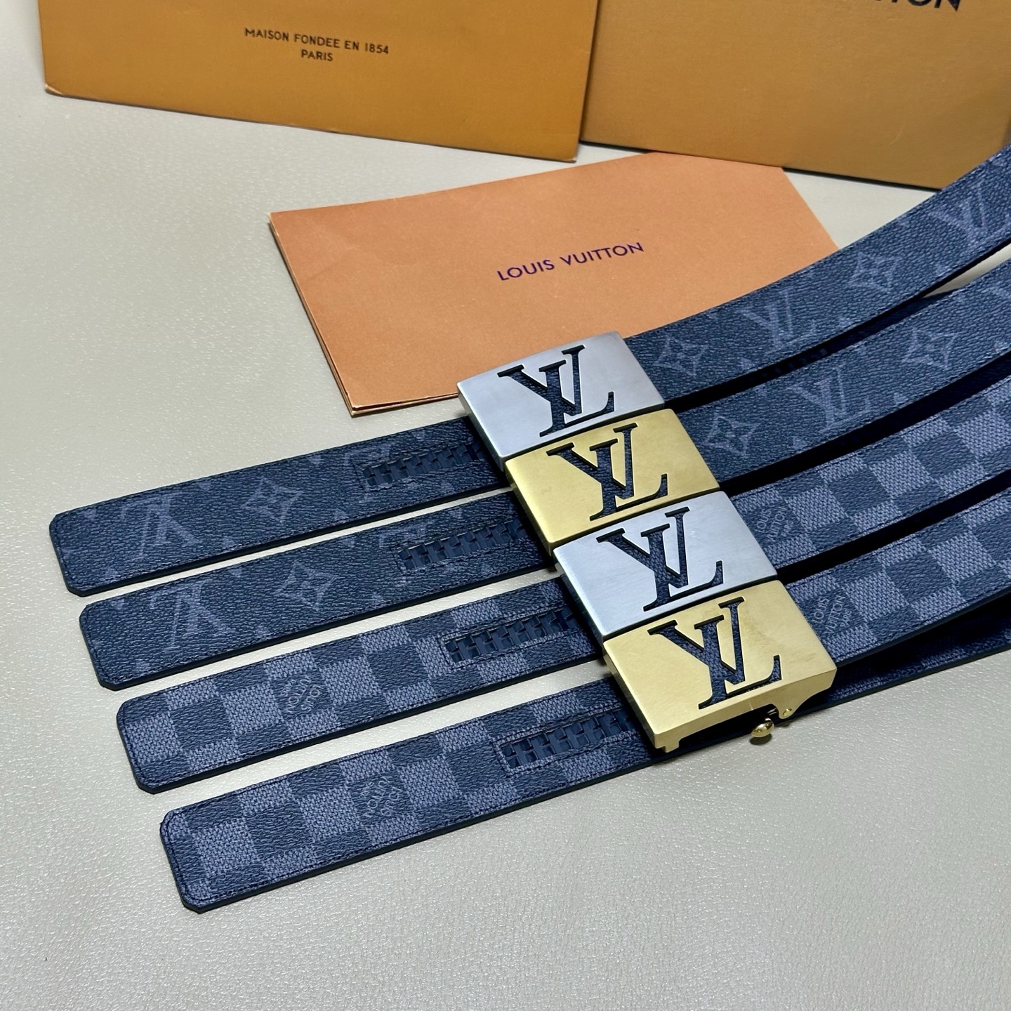 ［自动扣腰带］LV 宽3.5MM 双面进口头层牛皮制作 搭配经典钢扣 真材实料 时尚经典 做工精致 高端