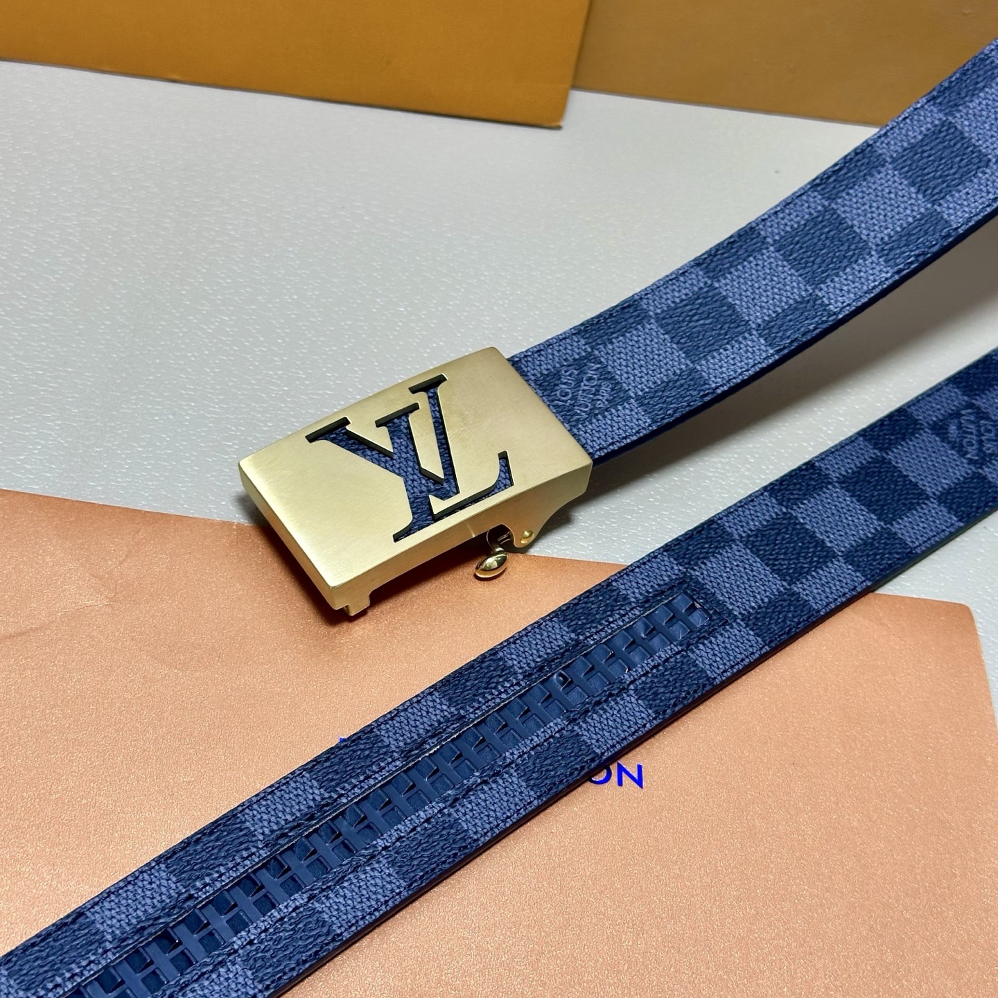 ［自动扣腰带］LV 宽3.5MM 双面进口头层牛皮制作 搭配经典钢扣 真材实料 时尚经典 做工精致 高端
