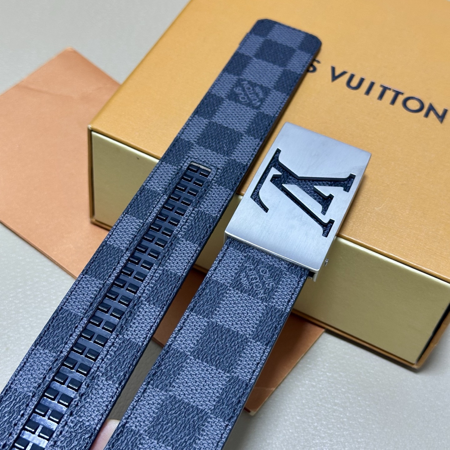 ［自动扣腰带］LV 宽3.5MM 双面进口头层牛皮制作 搭配经典钢扣 真材实料 时尚经典 做工精致 高端