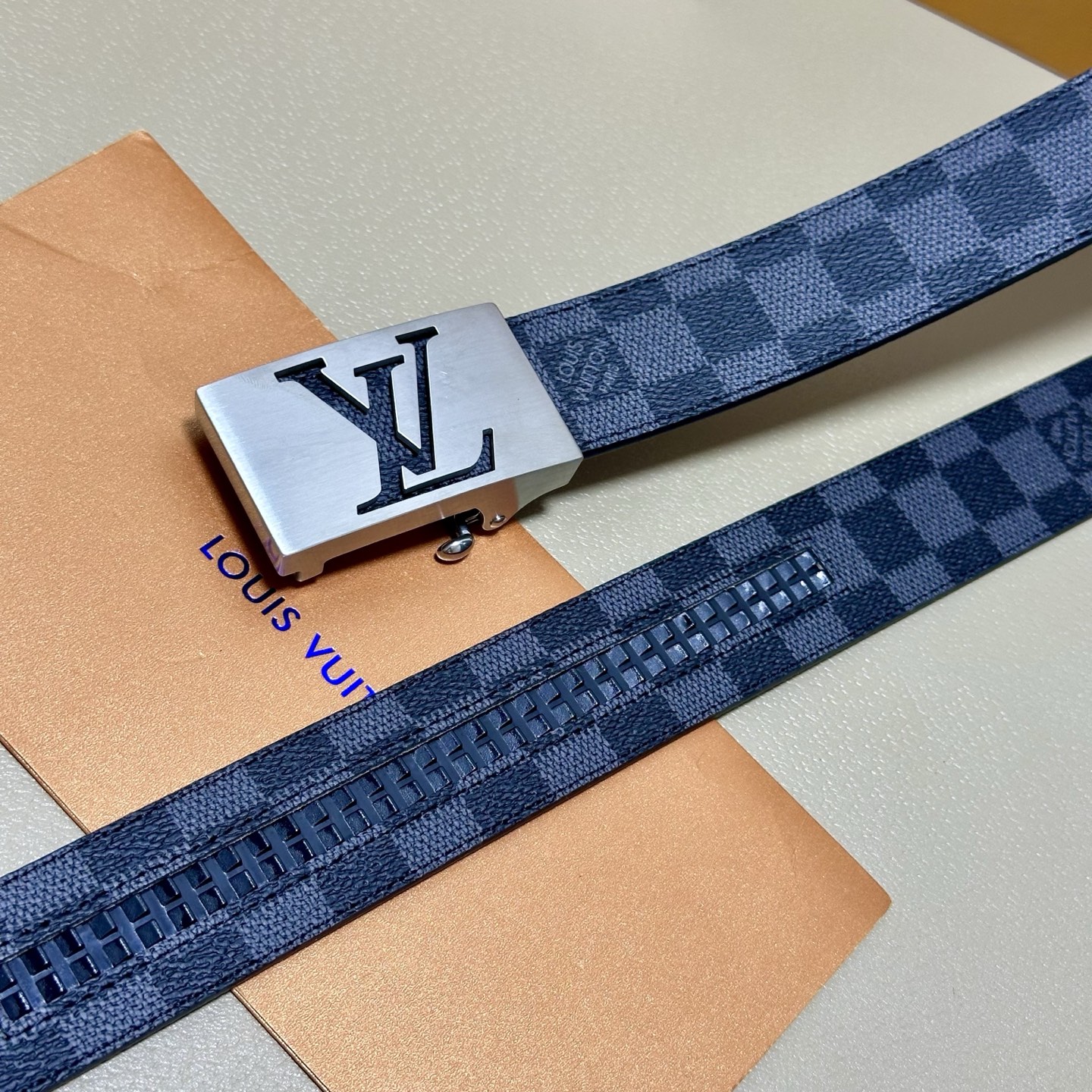 ［自动扣腰带］LV 宽3.5MM 双面进口头层牛皮制作 搭配经典钢扣 真材实料 时尚经典 做工精致 高端