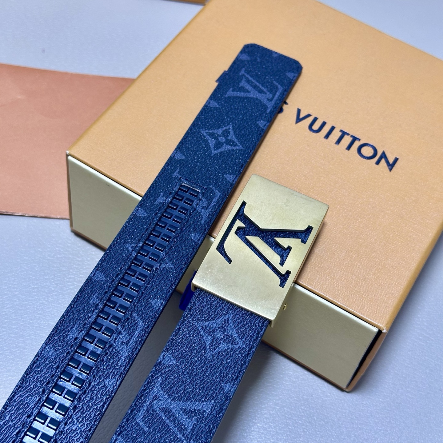 ［自动扣腰带］LV 宽3.5MM 双面进口头层牛皮制作 搭配经典钢扣 真材实料 时尚经典 做工精致 高端