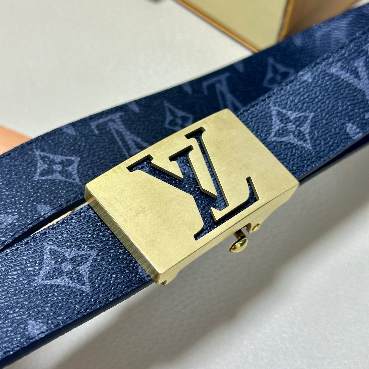［自动扣腰带］LV 宽3.5MM 双面进口头层牛皮制作 搭配经典钢扣 真材实料 时尚经典 做工精致 高端
