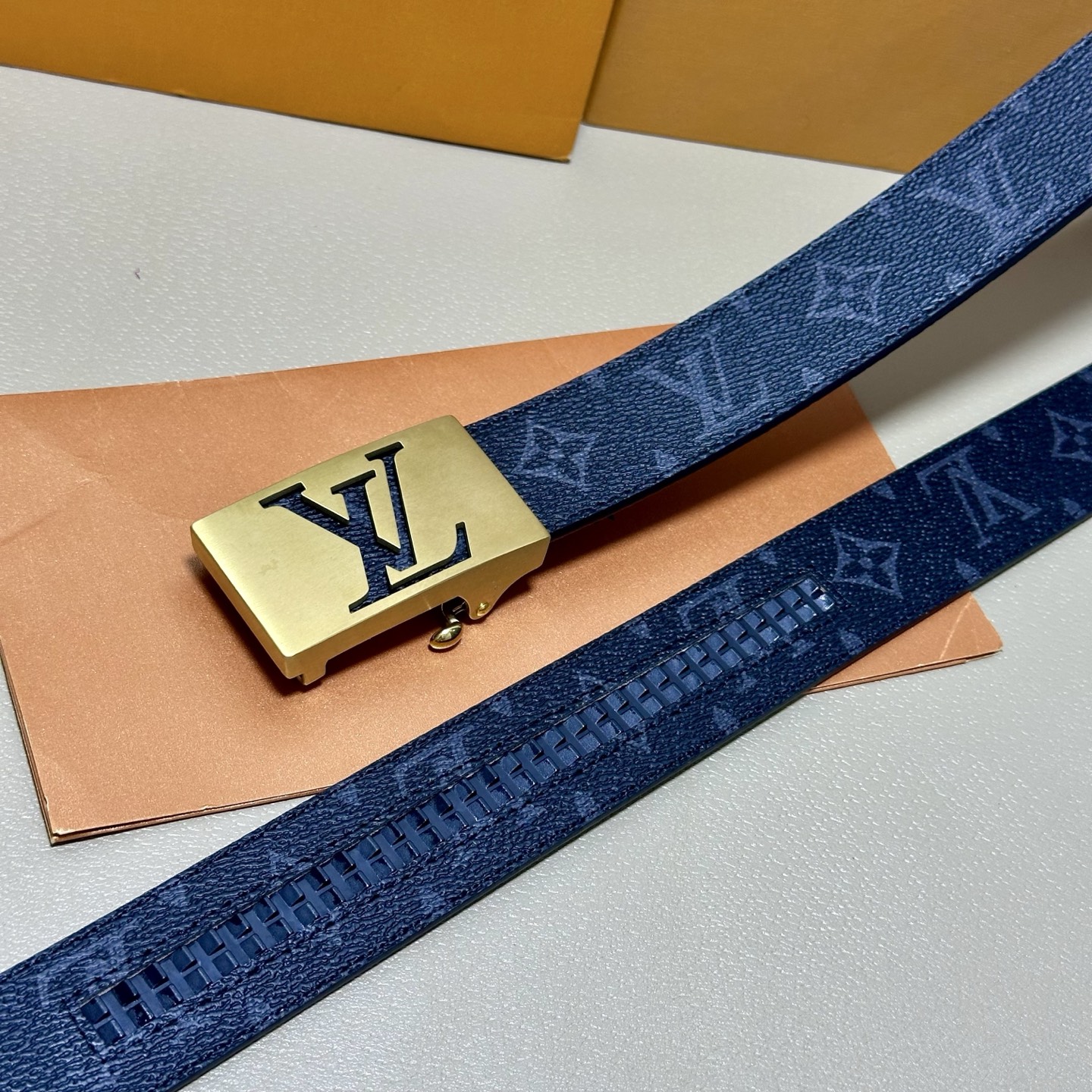 ［自动扣腰带］LV 宽3.5MM 双面进口头层牛皮制作 搭配经典钢扣 真材实料 时尚经典 做工精致 高端