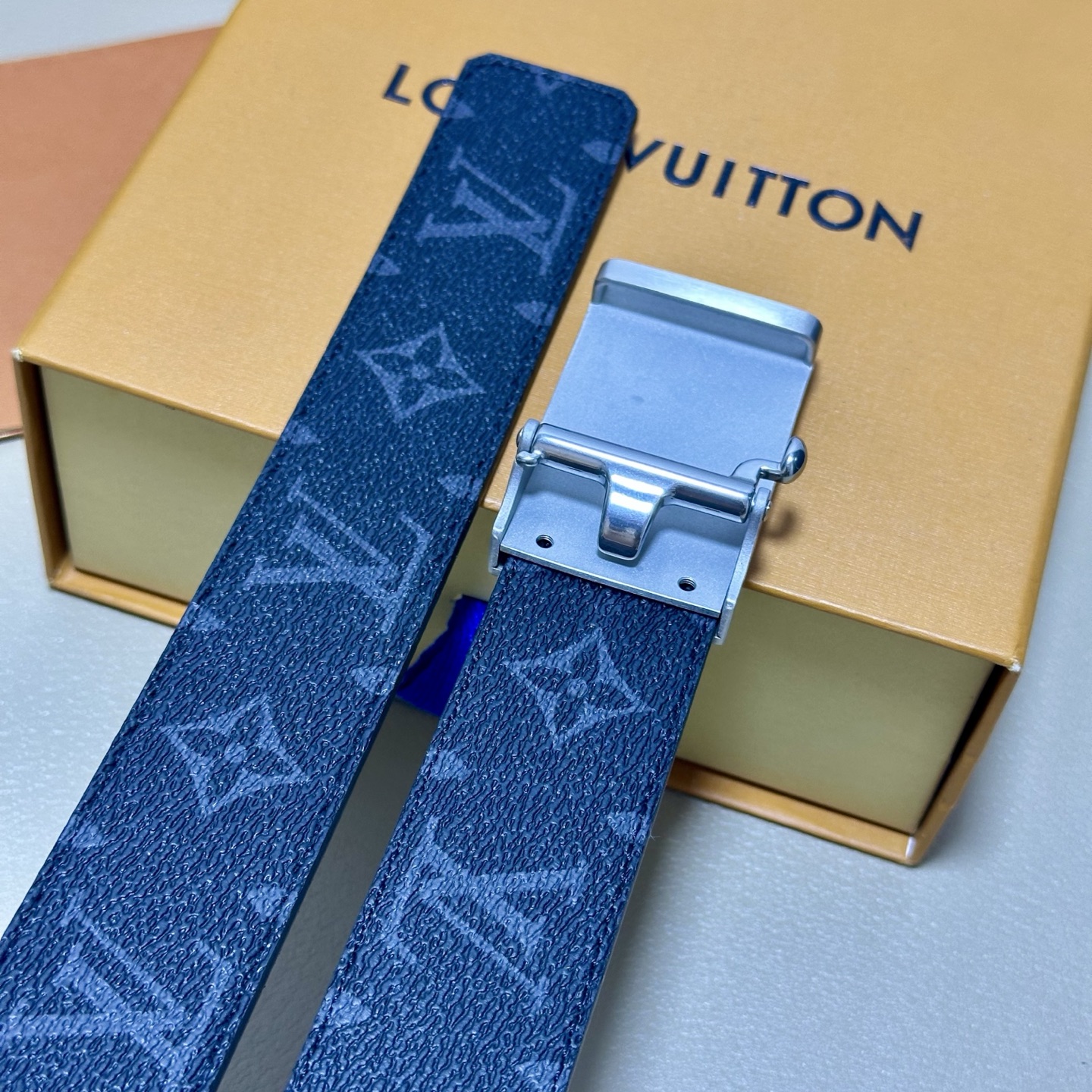 ［自动扣腰带］LV 宽3.5MM 双面进口头层牛皮制作 搭配经典钢扣 真材实料 时尚经典 做工精致 高端