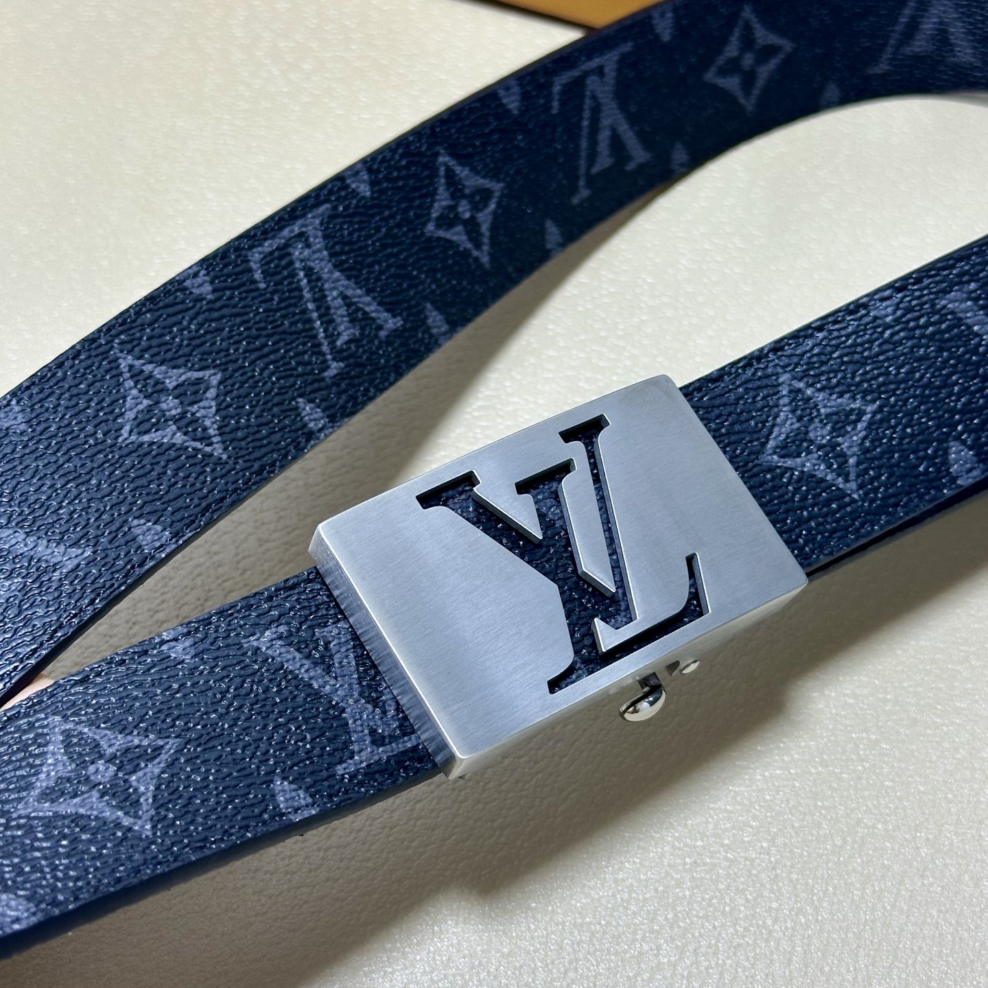 ［自动扣腰带］LV 宽3.5MM 双面进口头层牛皮制作 搭配经典钢扣 真材实料 时尚经典 做工精致 高端