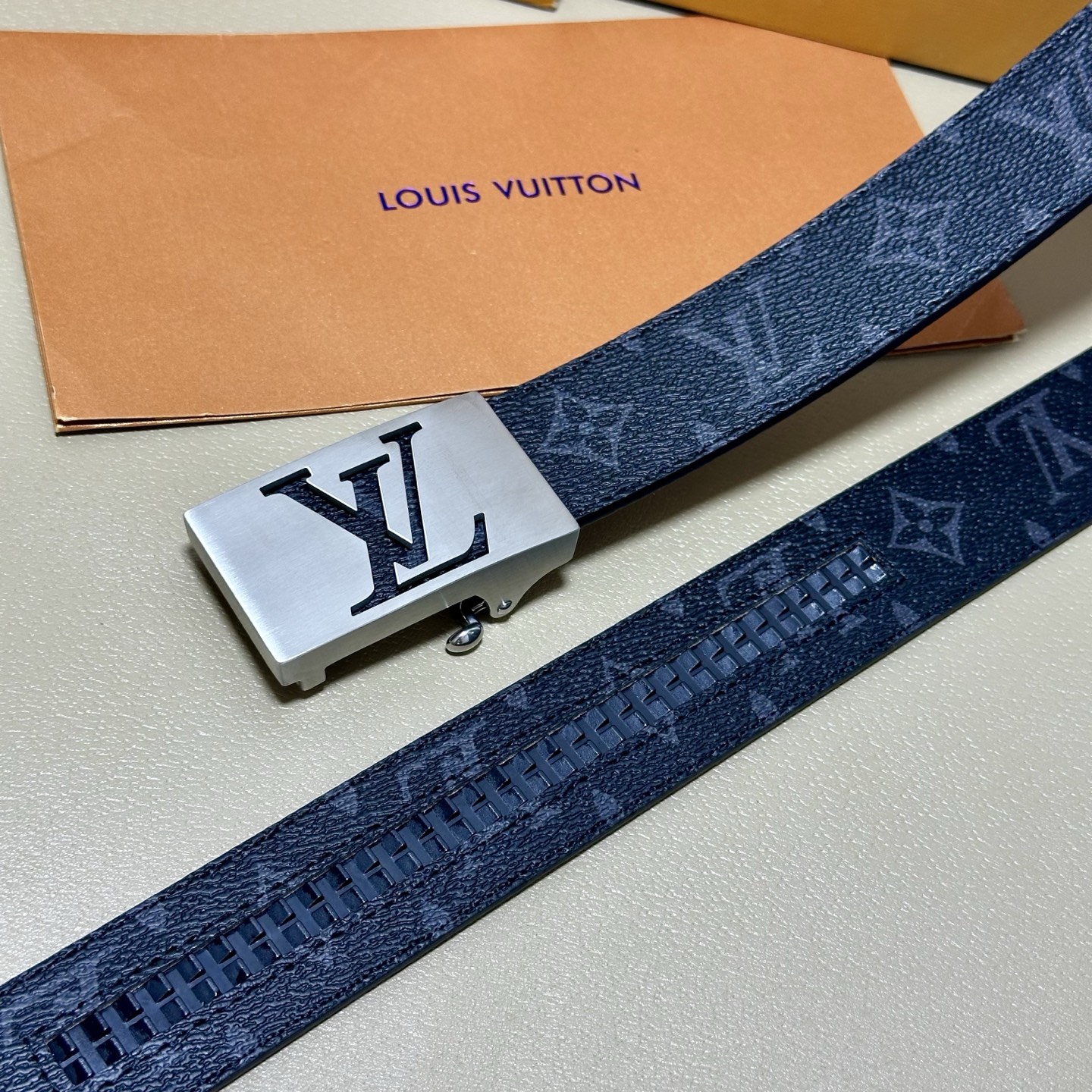 ［自动扣腰带］LV 宽3.5MM 双面进口头层牛皮制作 搭配经典钢扣 真材实料 时尚经典 做工精致 高端