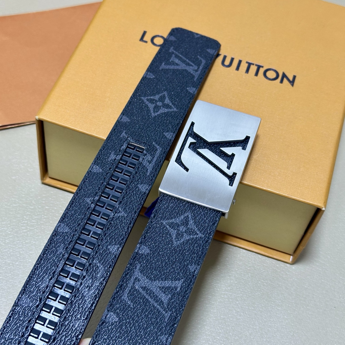 ［自动扣腰带］LV 宽3.5MM 双面进口头层牛皮制作 搭配经典钢扣 真材实料 时尚经典 做工精致 高端