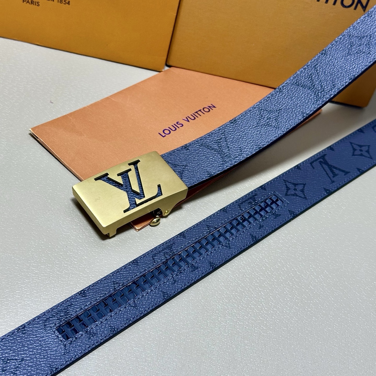 ［自动扣腰带］LV 宽3.5MM 双面进口头层牛皮制作 搭配经典钢扣 真材实料 时尚经典 做工精致 高端