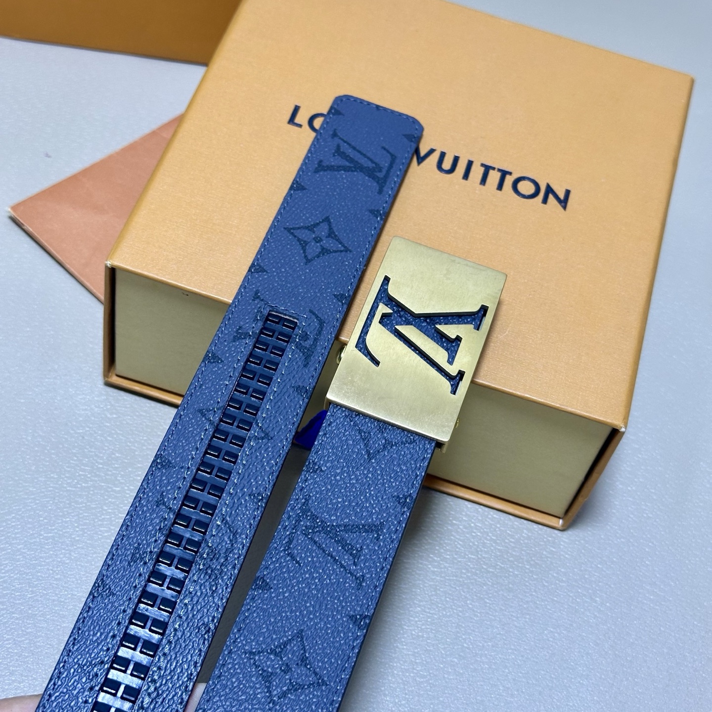 ［自动扣腰带］LV 宽3.5MM 双面进口头层牛皮制作 搭配经典钢扣 真材实料 时尚经典 做工精致 高端