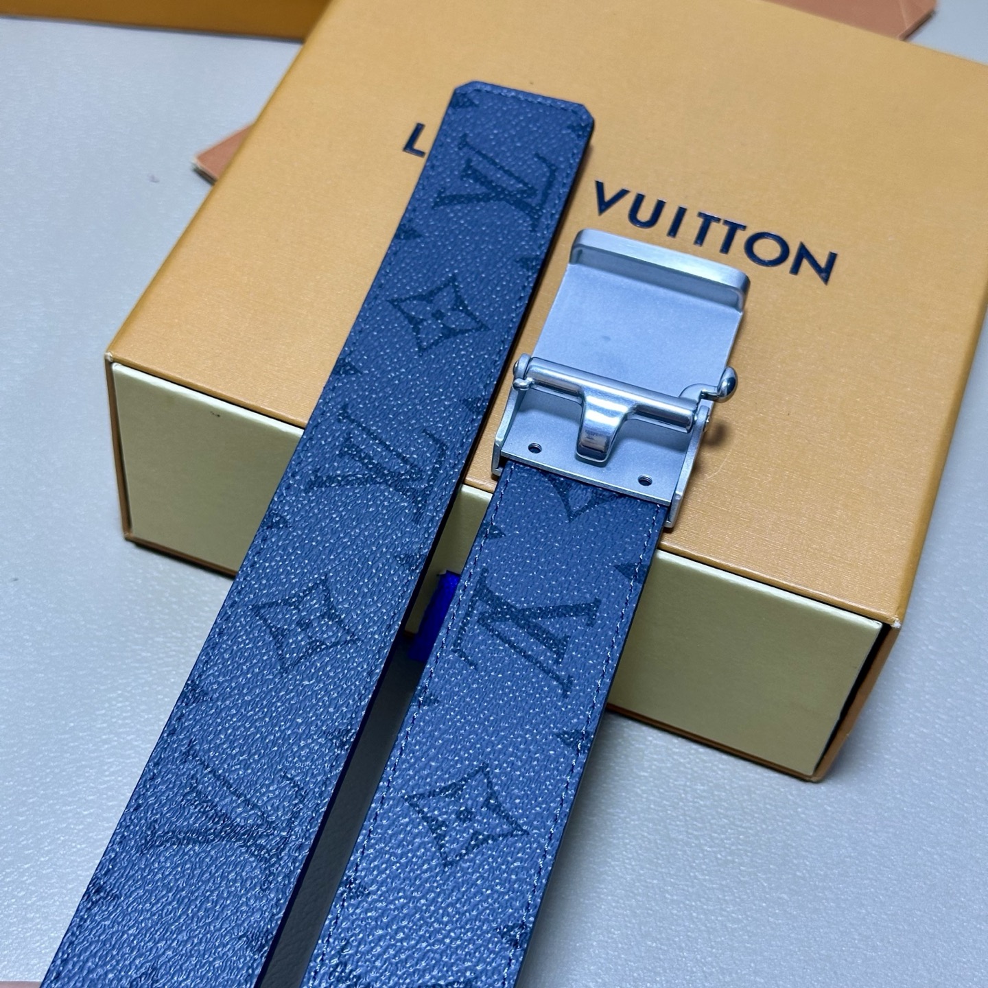 ［自动扣腰带］LV 宽3.5MM 双面进口头层牛皮制作 搭配经典钢扣 真材实料 时尚经典 做工精致 高端