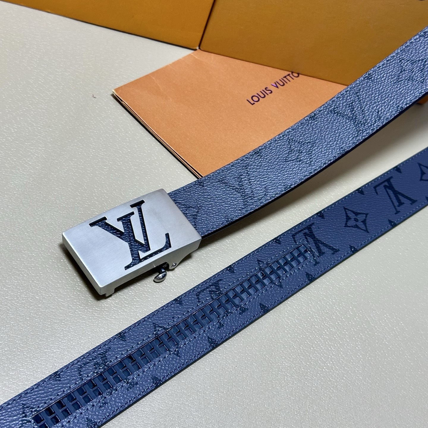 ［自动扣腰带］LV 宽3.5MM 双面进口头层牛皮制作 搭配经典钢扣 真材实料 时尚经典 做工精致 高端