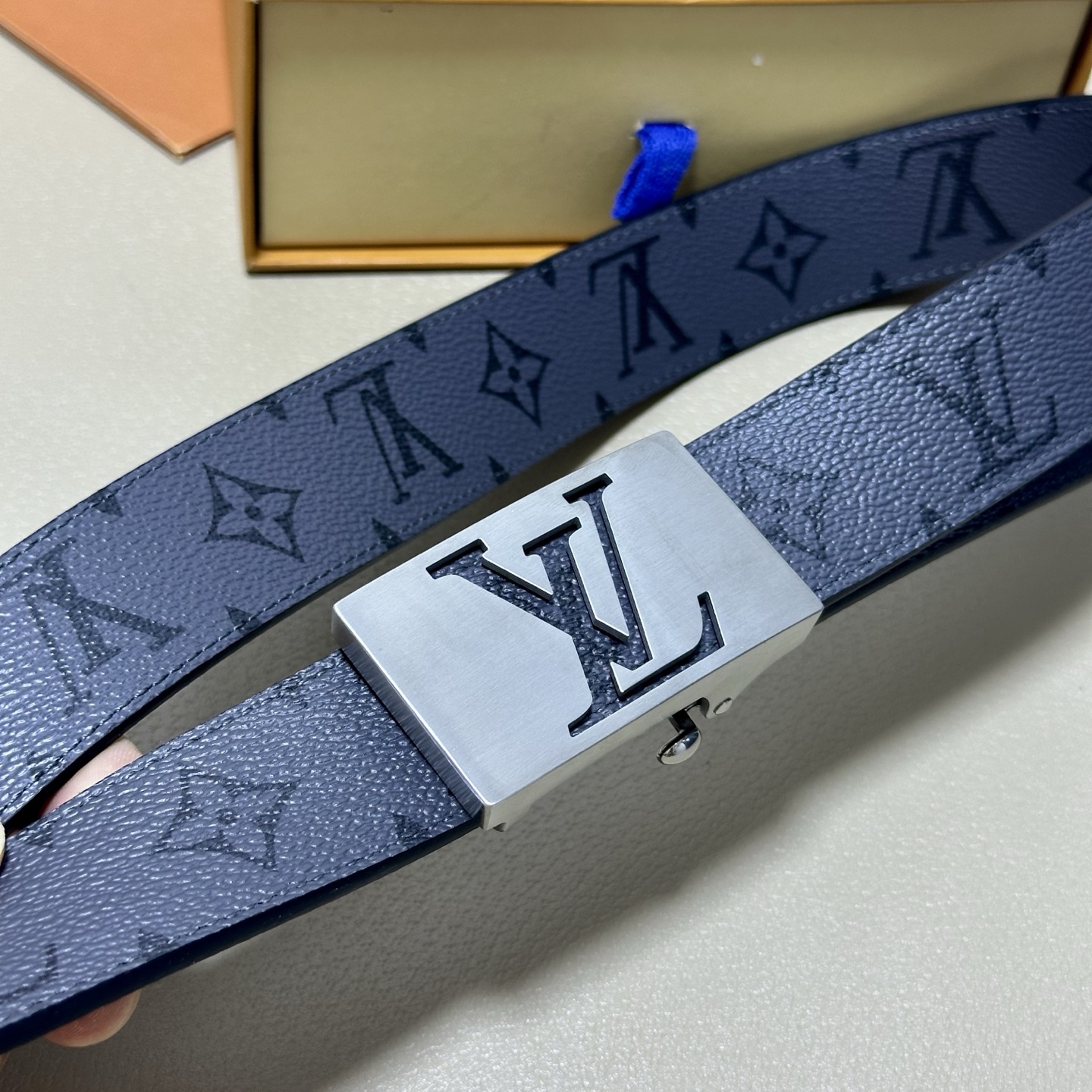 ［自动扣腰带］LV 宽3.5MM 双面进口头层牛皮制作 搭配经典钢扣 真材实料 时尚经典 做工精致 高端