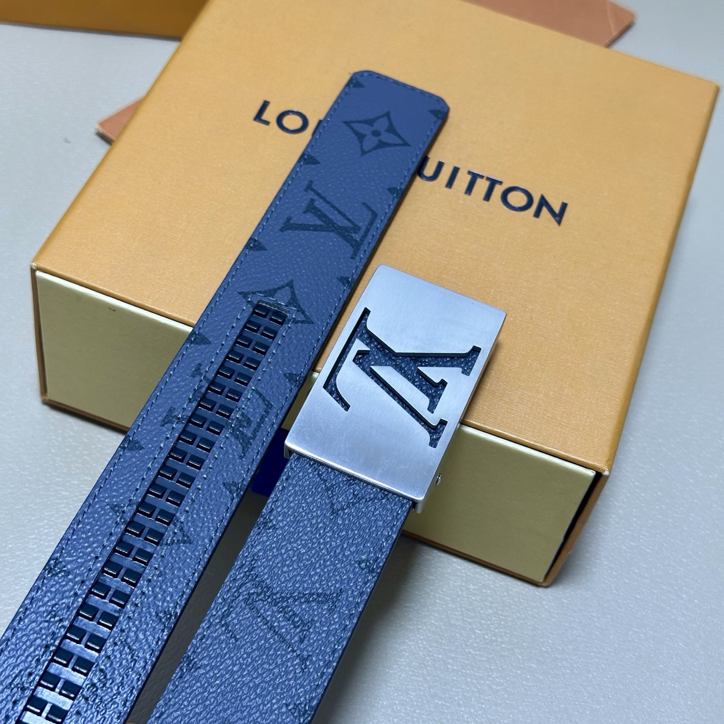 ［自动扣腰带］LV 宽3.5MM 双面进口头层牛皮制作 搭配经典钢扣 真材实料 时尚经典 做工精致 高端