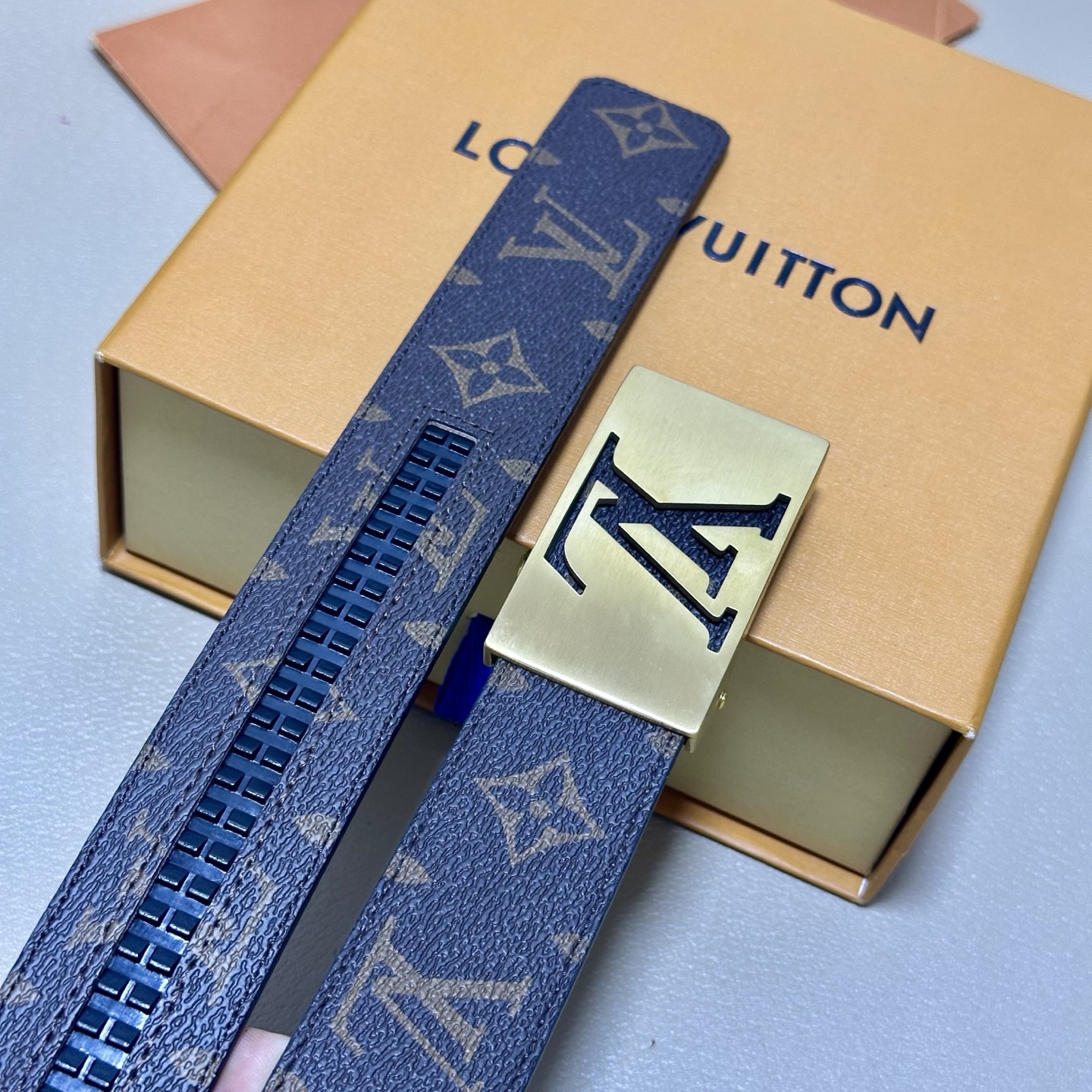 ［自动扣腰带］LV 宽3.5MM 双面进口头层牛皮制作 搭配经典钢扣 真材实料 时尚经典 做工精致 高端