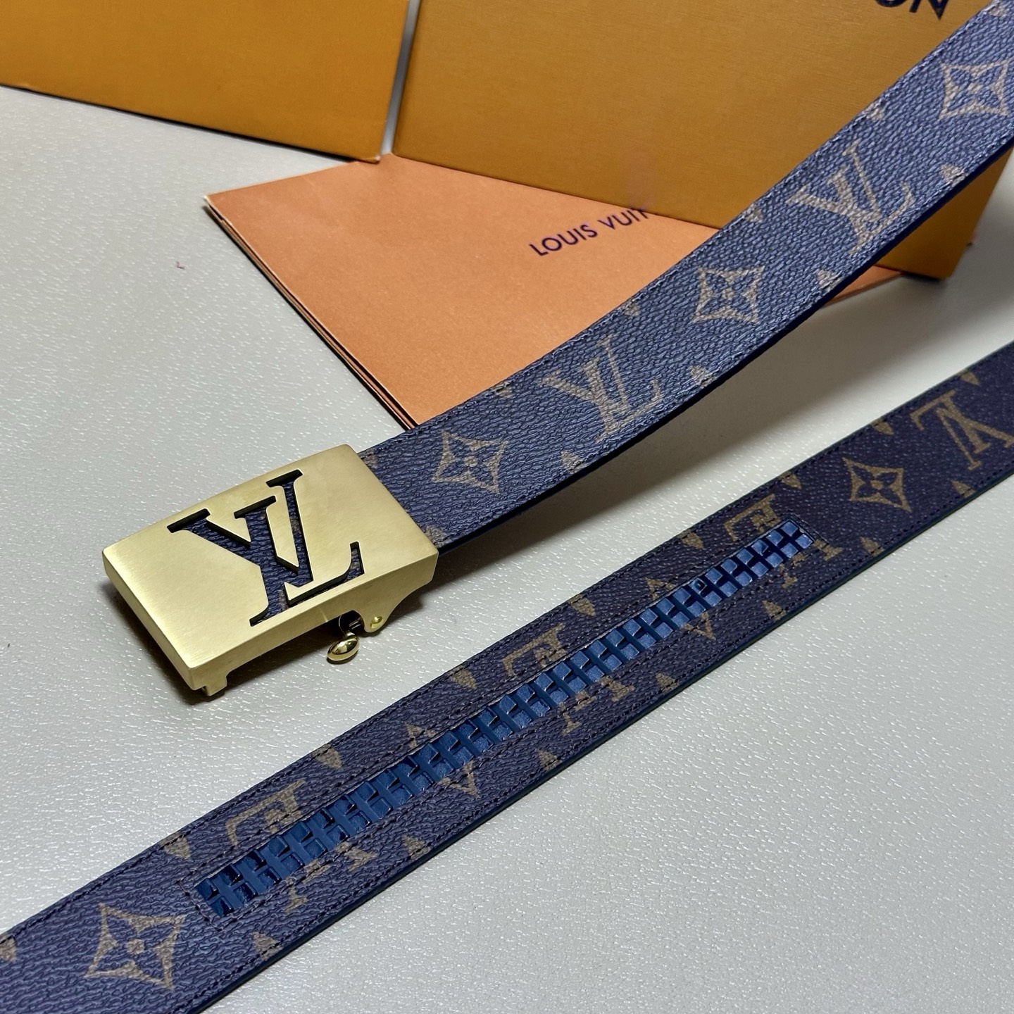 ［自动扣腰带］LV 宽3.5MM 双面进口头层牛皮制作 搭配经典钢扣 真材实料 时尚经典 做工精致 高端