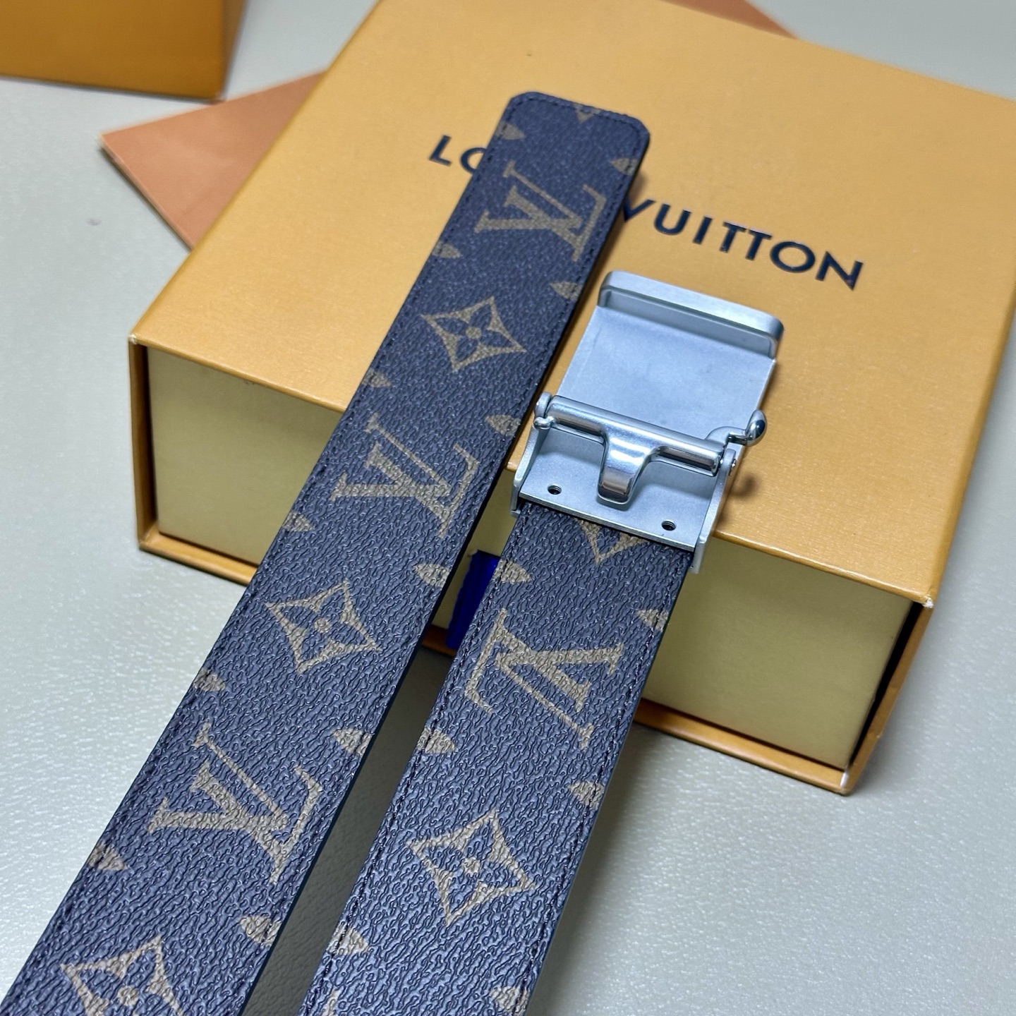 ［自动扣腰带］LV 宽3.5MM 双面进口头层牛皮制作 搭配经典钢扣 真材实料 时尚经典 做工精致 高端