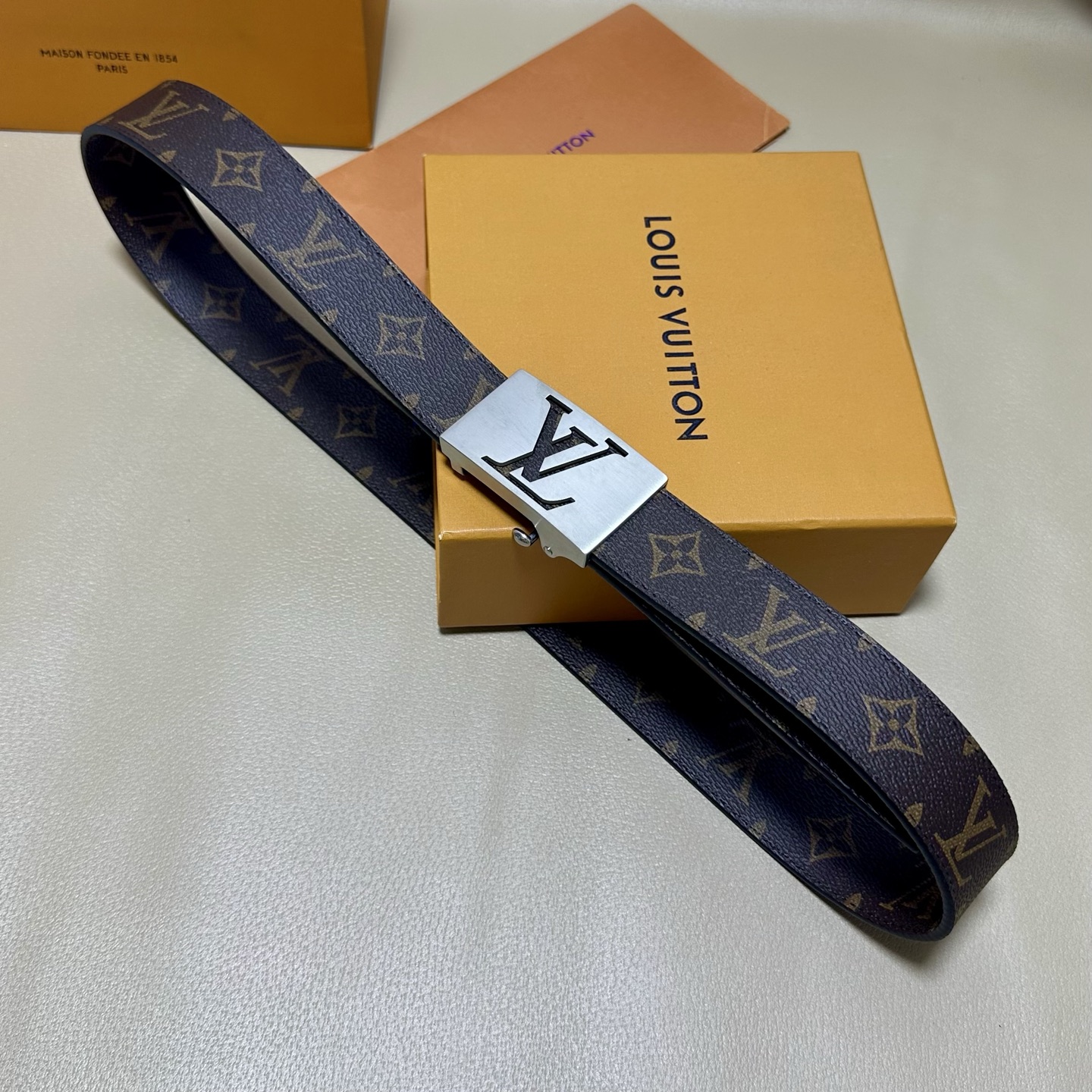 ［自动扣腰带］LV 宽3.5MM 双面进口头层牛皮制作 搭配经典钢扣 真材实料 时尚经典 做工精致 高端