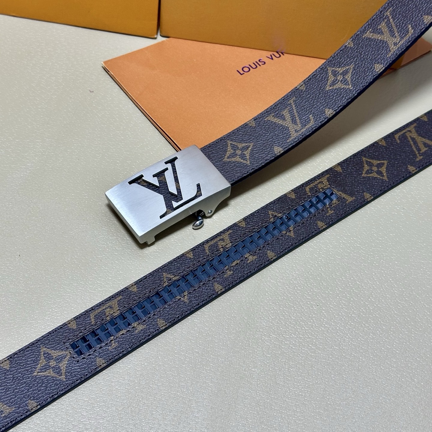 ［自动扣腰带］LV 宽3.5MM 双面进口头层牛皮制作 搭配经典钢扣 真材实料 时尚经典 做工精致 高端
