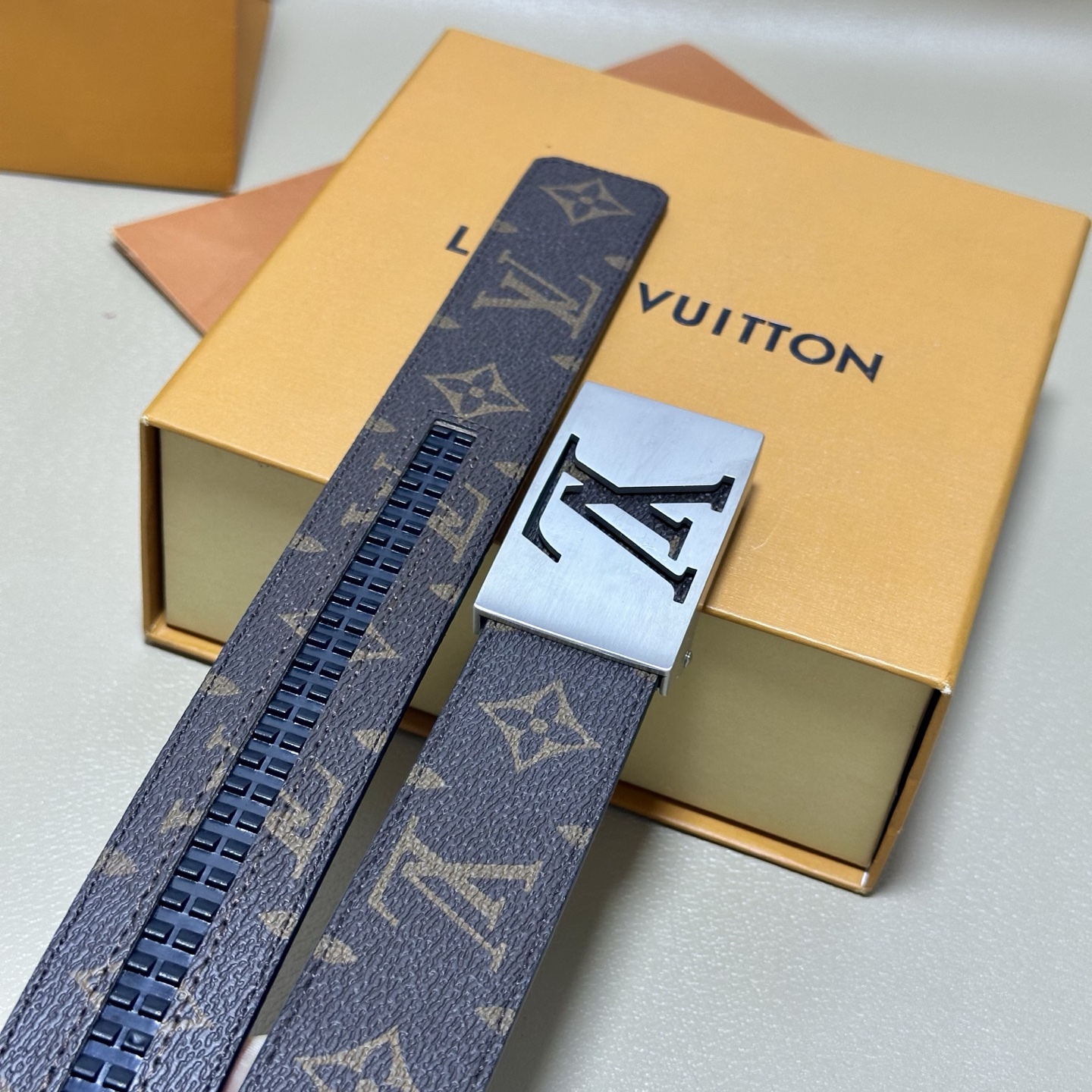 ［自动扣腰带］LV 宽3.5MM 双面进口头层牛皮制作 搭配经典钢扣 真材实料 时尚经典 做工精致 高端