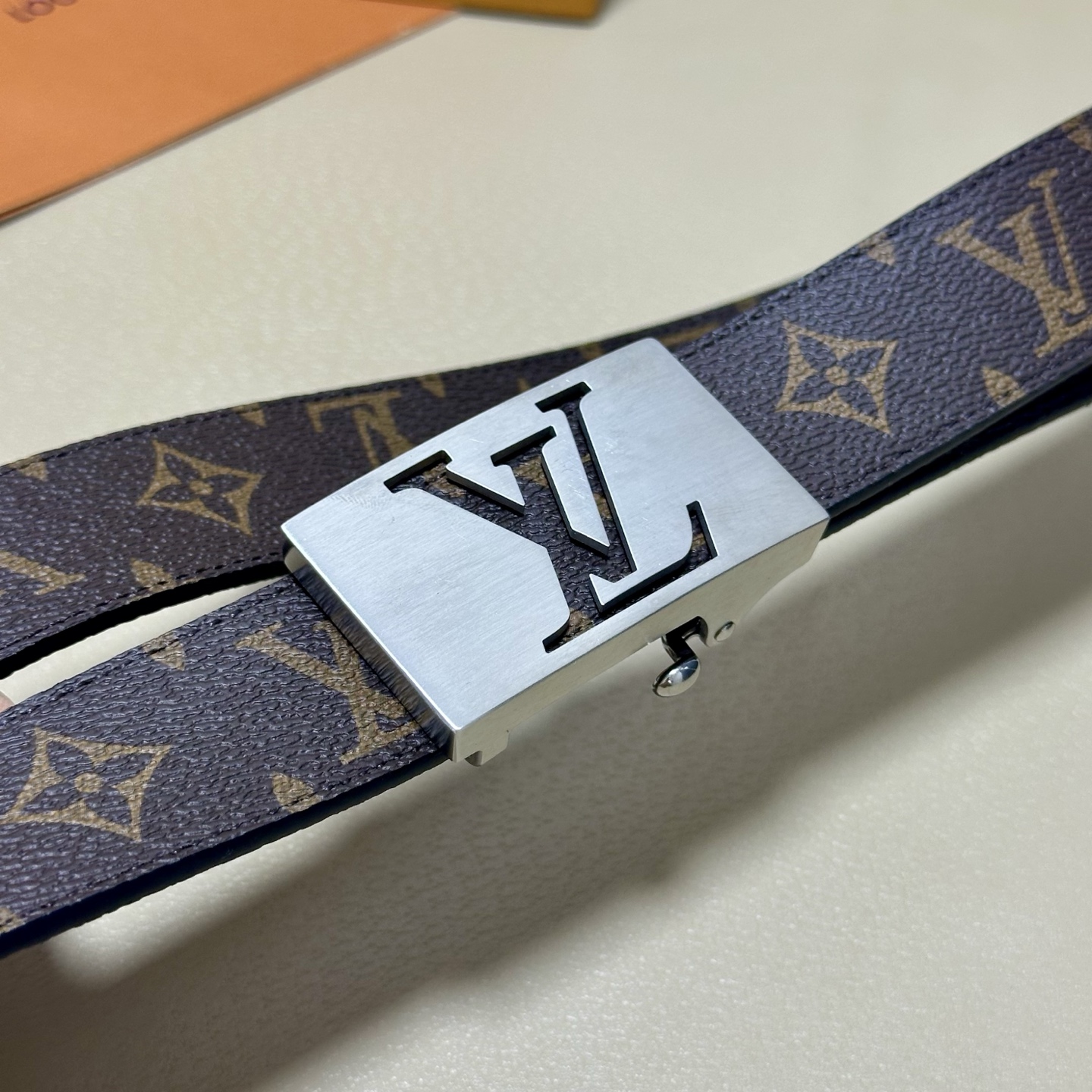 ［自动扣腰带］LV 宽3.5MM 双面进口头层牛皮制作 搭配经典钢扣 真材实料 时尚经典 做工精致 高端