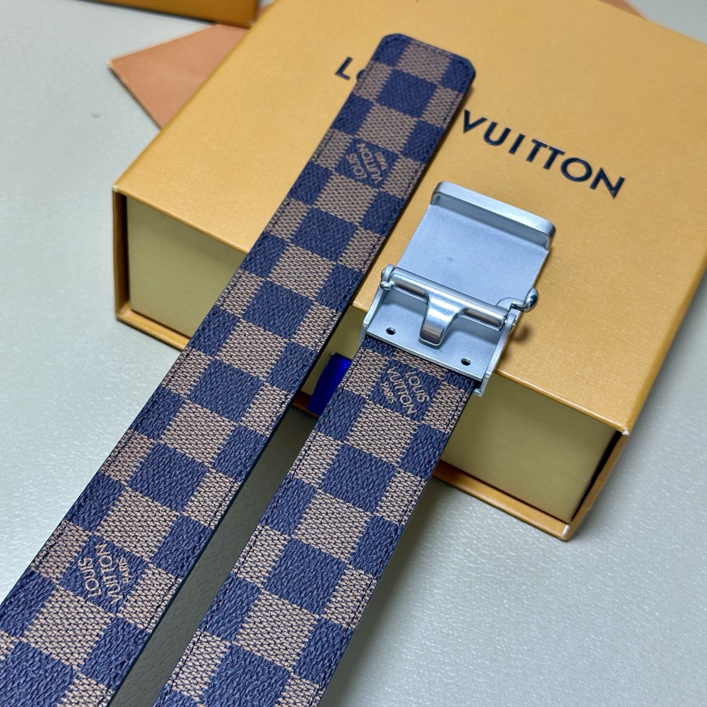 ［自动扣腰带］LV 宽3.5MM 双面进口头层牛皮制作 搭配经典钢扣 真材实料 时尚经典 做工精致 高端