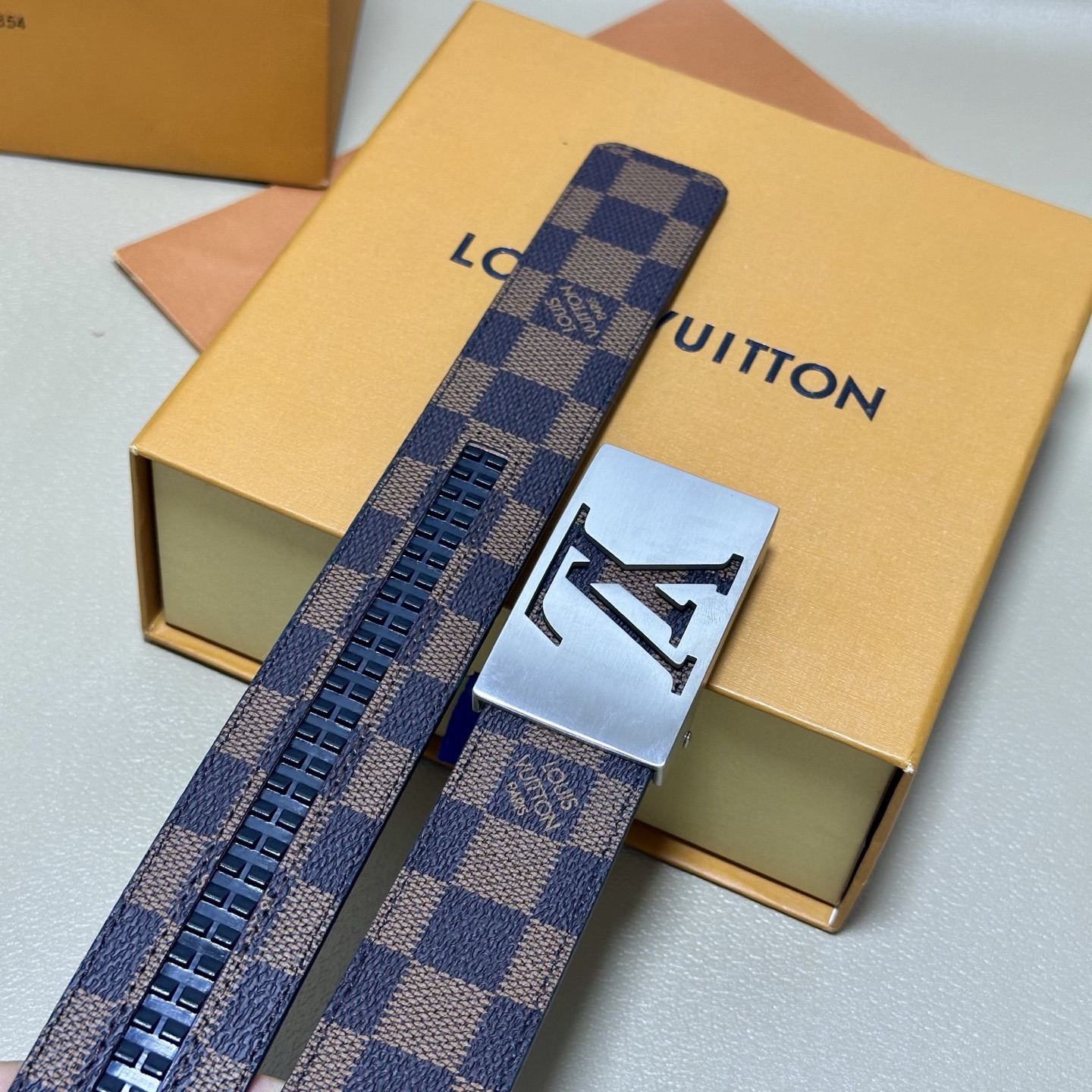 ［自动扣腰带］LV 宽3.5MM 双面进口头层牛皮制作 搭配经典钢扣 真材实料 时尚经典 做工精致 高端