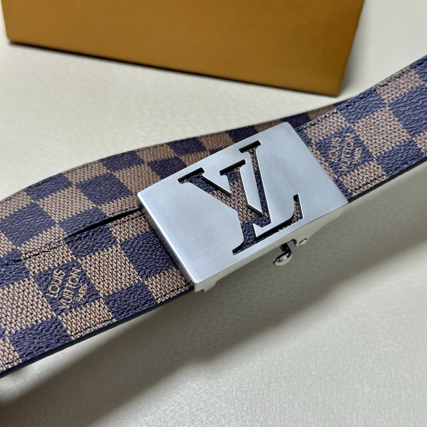 ［自动扣腰带］LV 宽3.5MM 双面进口头层牛皮制作 搭配经典钢扣 真材实料 时尚经典 做工精致 高端